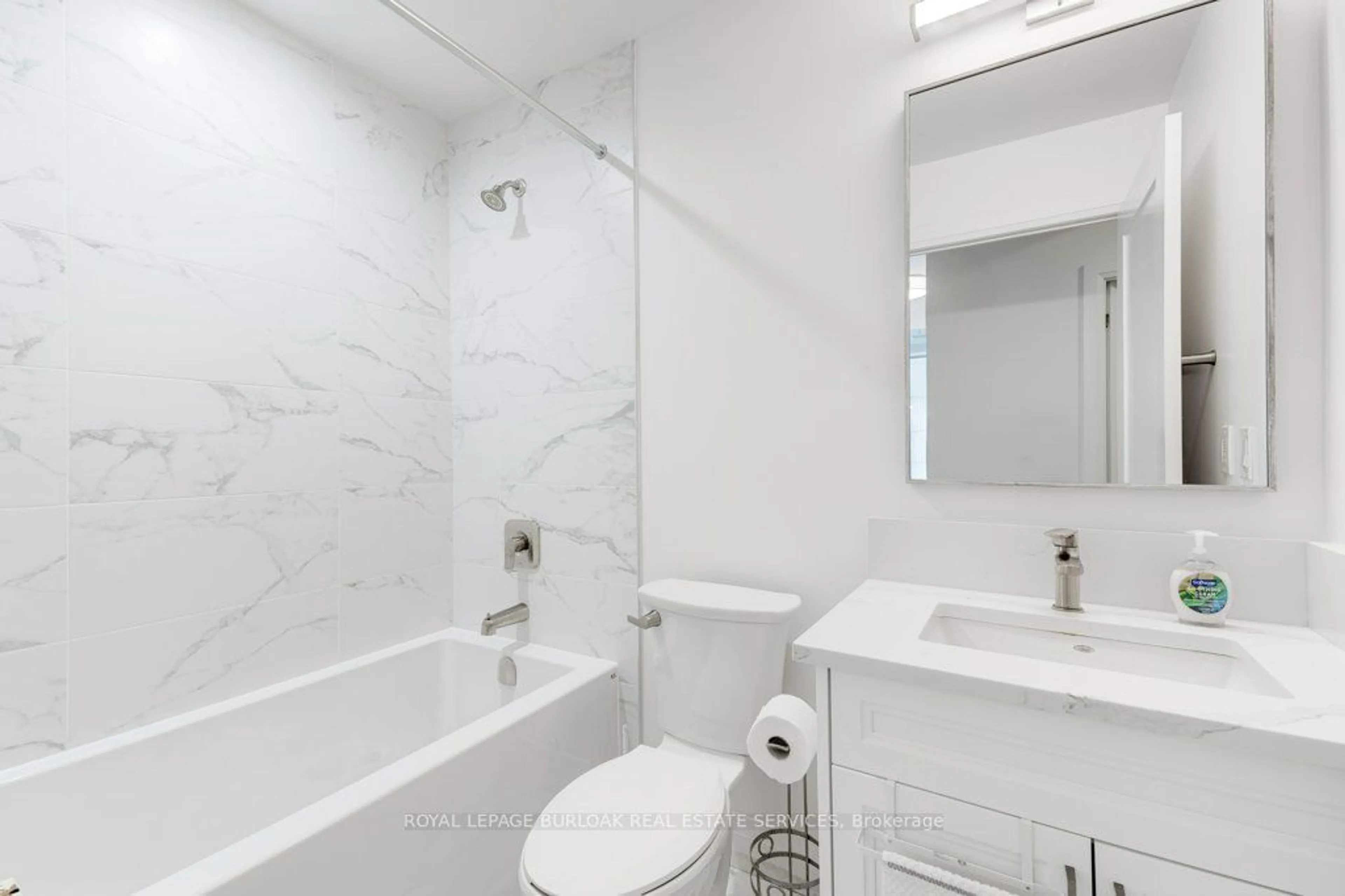 Standard bathroom for 500 Brock Ave #1103, Burlington Ontario L7S 0A5