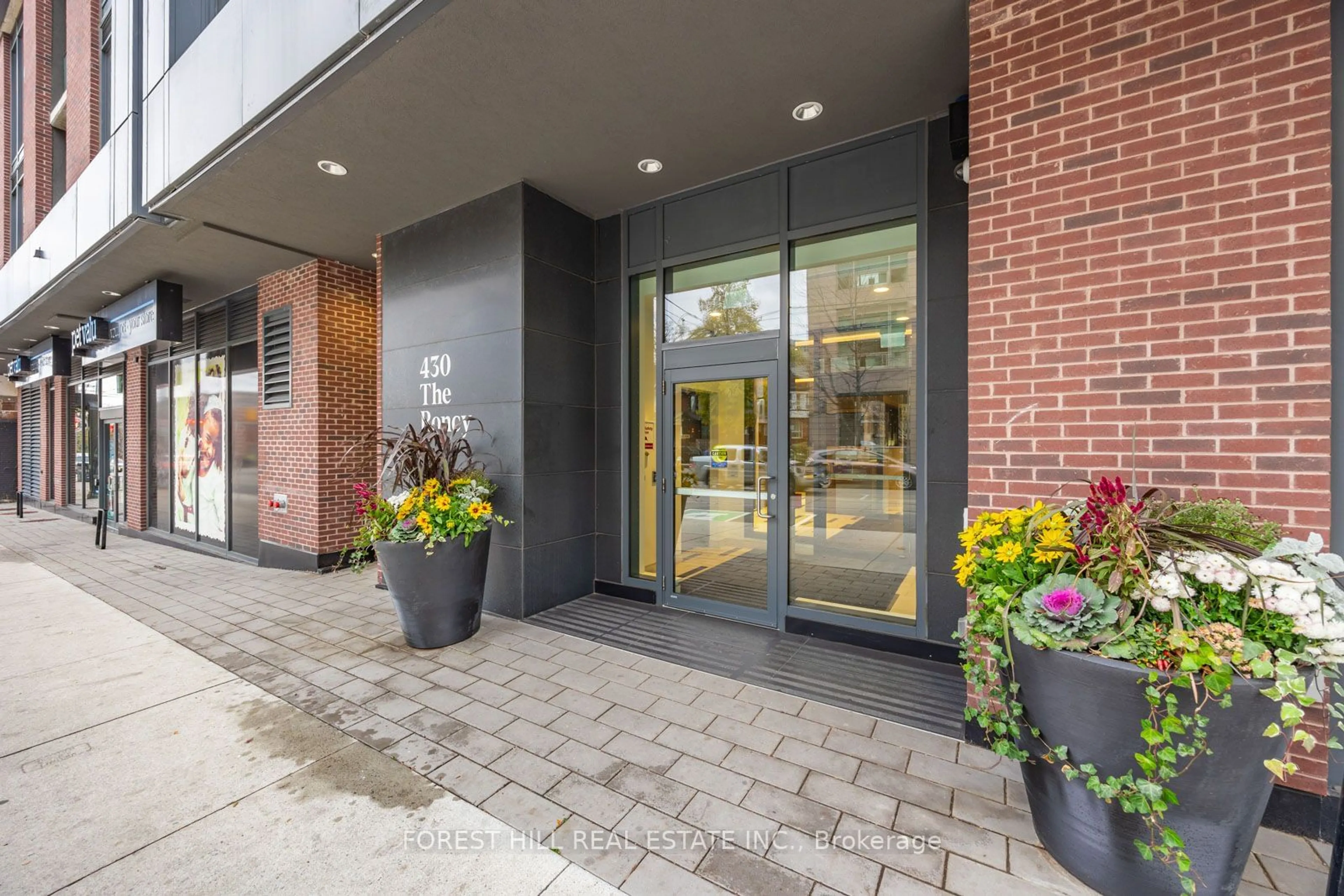 Indoor foyer for 430 Roncesvalles Ave #603, Toronto Ontario M6R 0A6