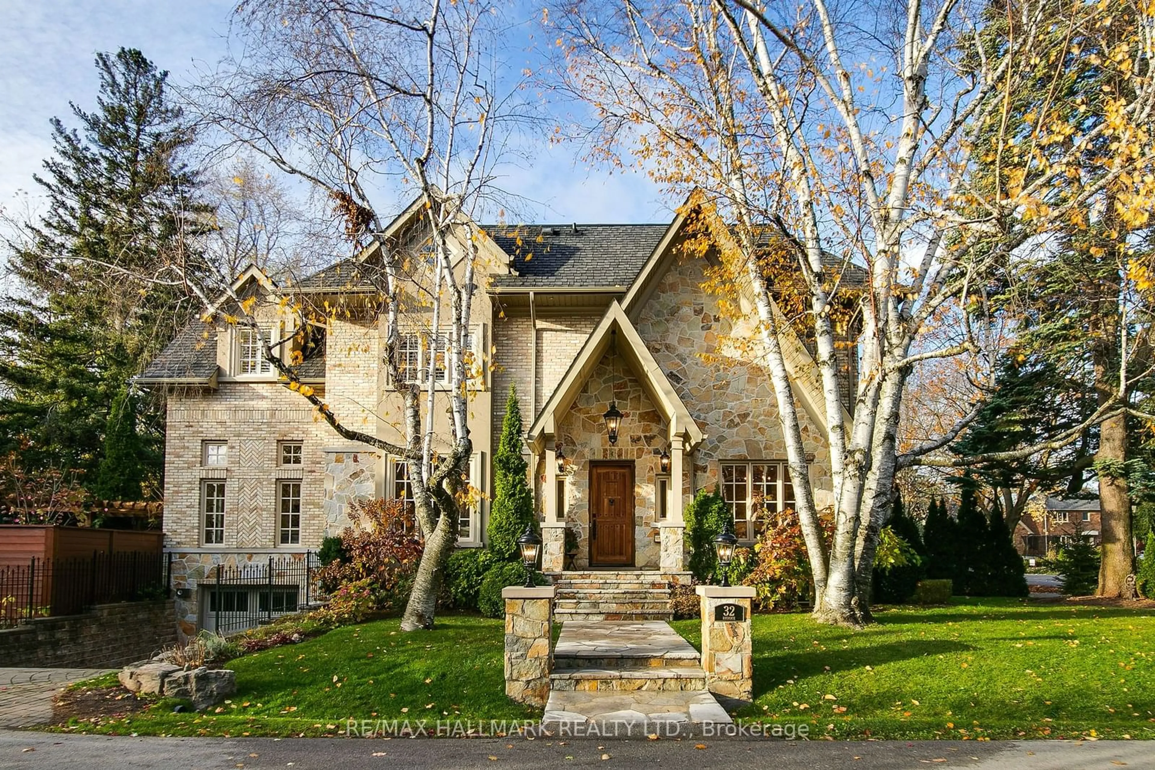 A pic from exterior of the house or condo, cottage for 32 Highgate Rd, Toronto Ontario M8X 1N8