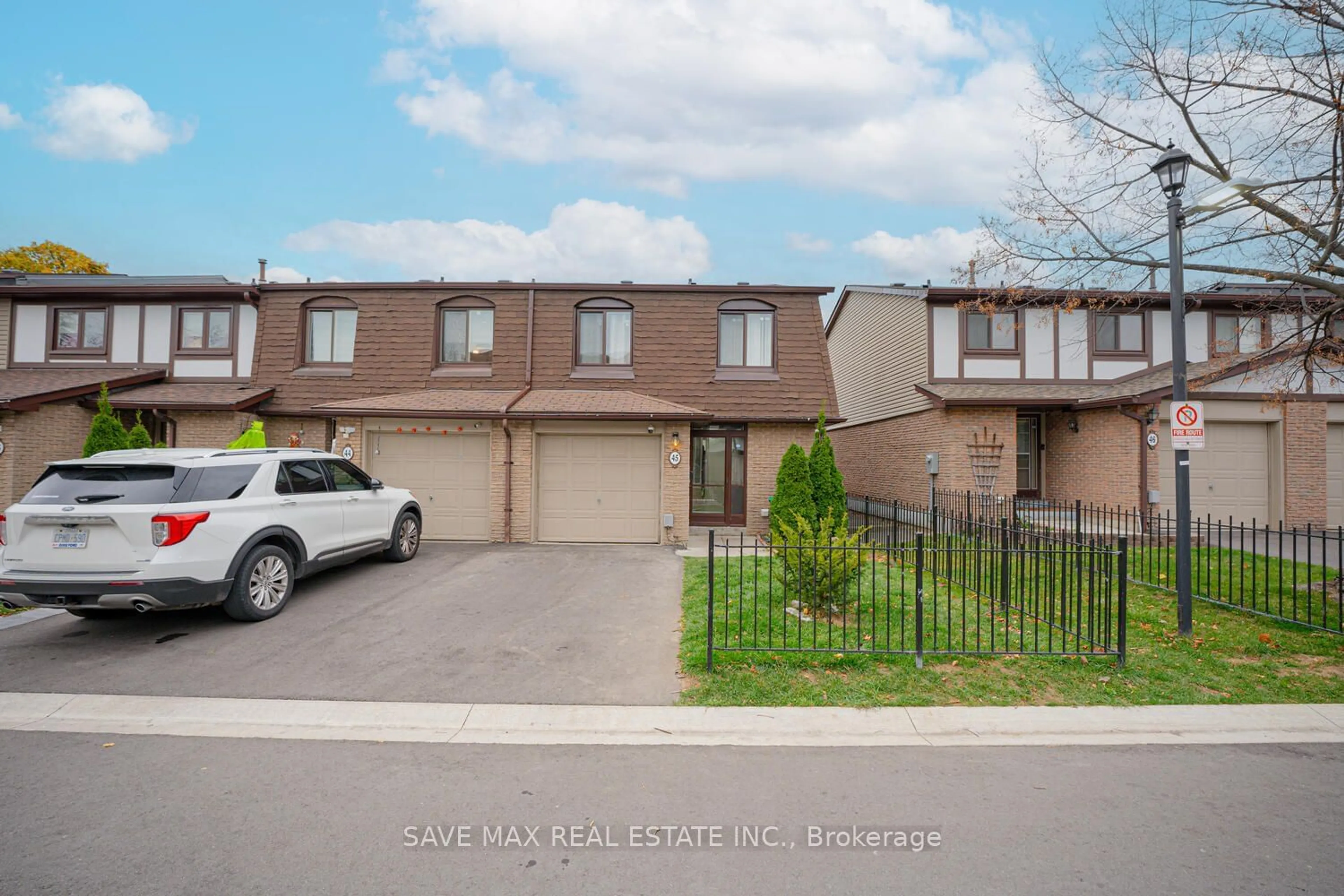 A pic from exterior of the house or condo, the street view for 45 Greenwich Circ, Brampton Ontario L6S 2E6