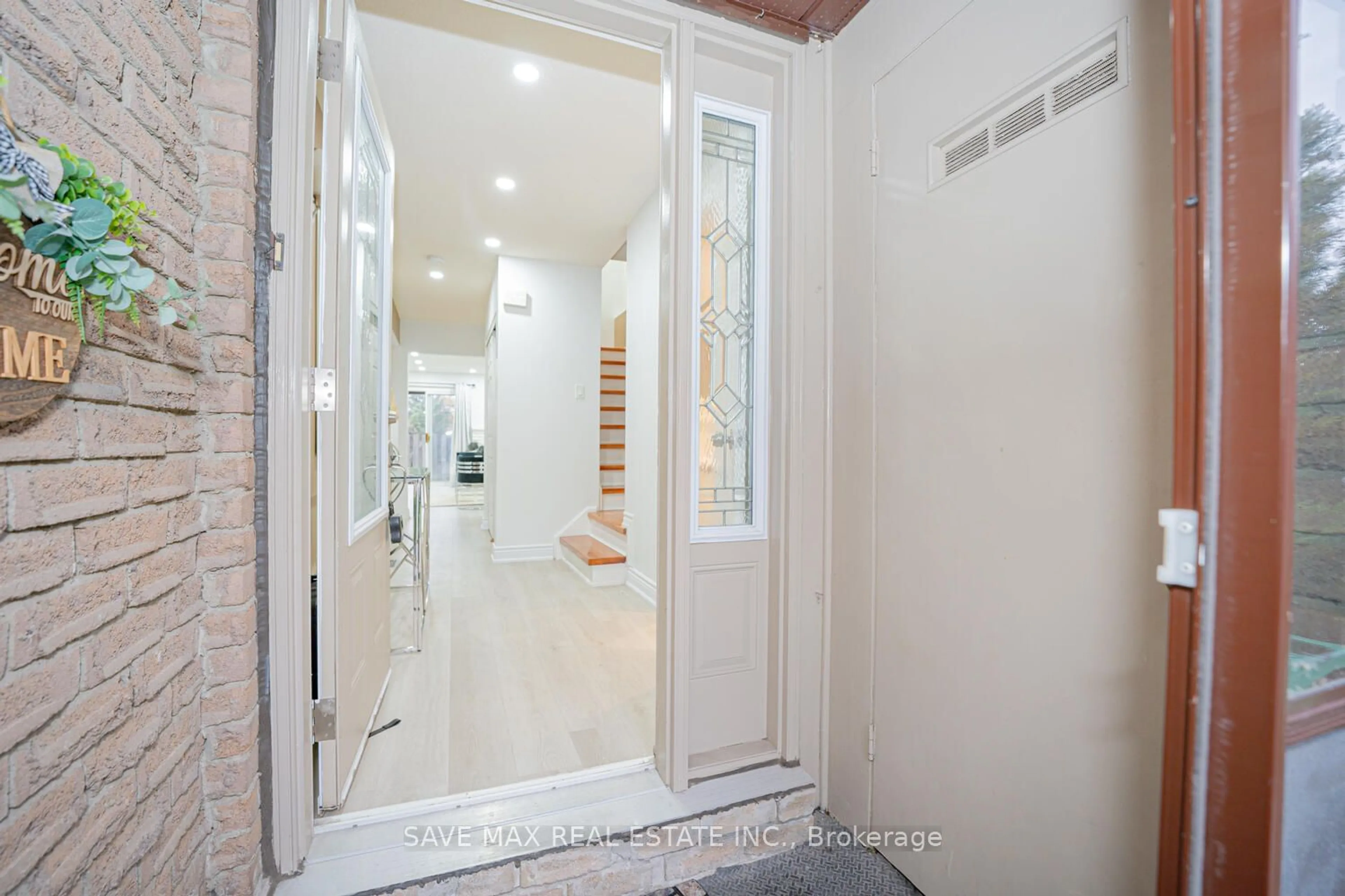 Indoor entryway, wood floors for 45 Greenwich Circ, Brampton Ontario L6S 2E6