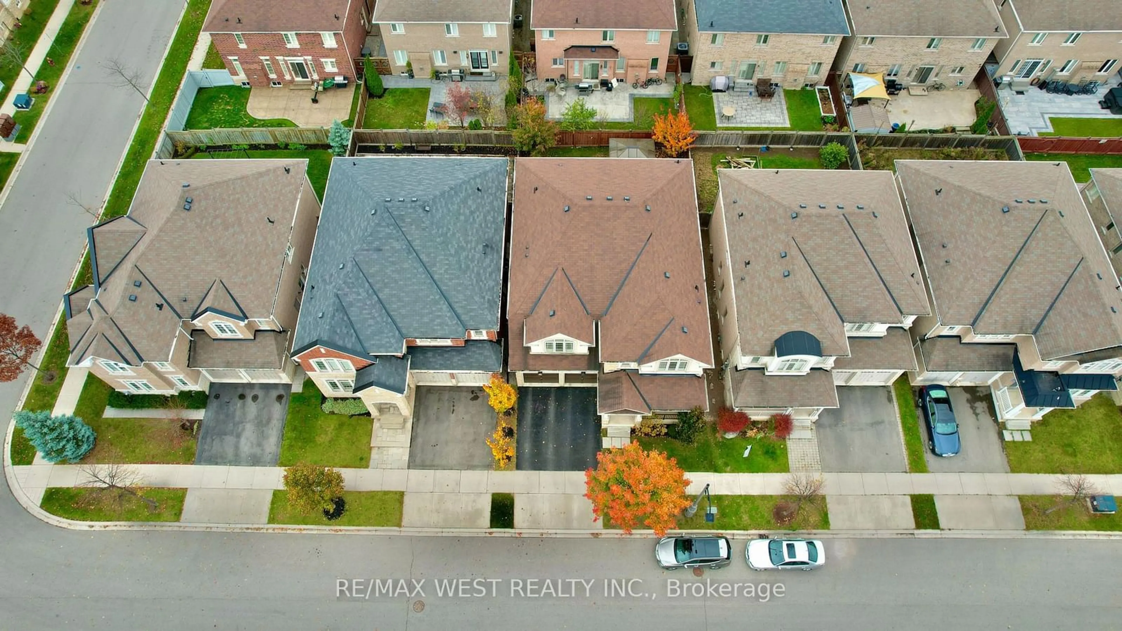 Frontside or backside of a home, the street view for 418 Hidden Trail Circ, Oakville Ontario L6J 0N7