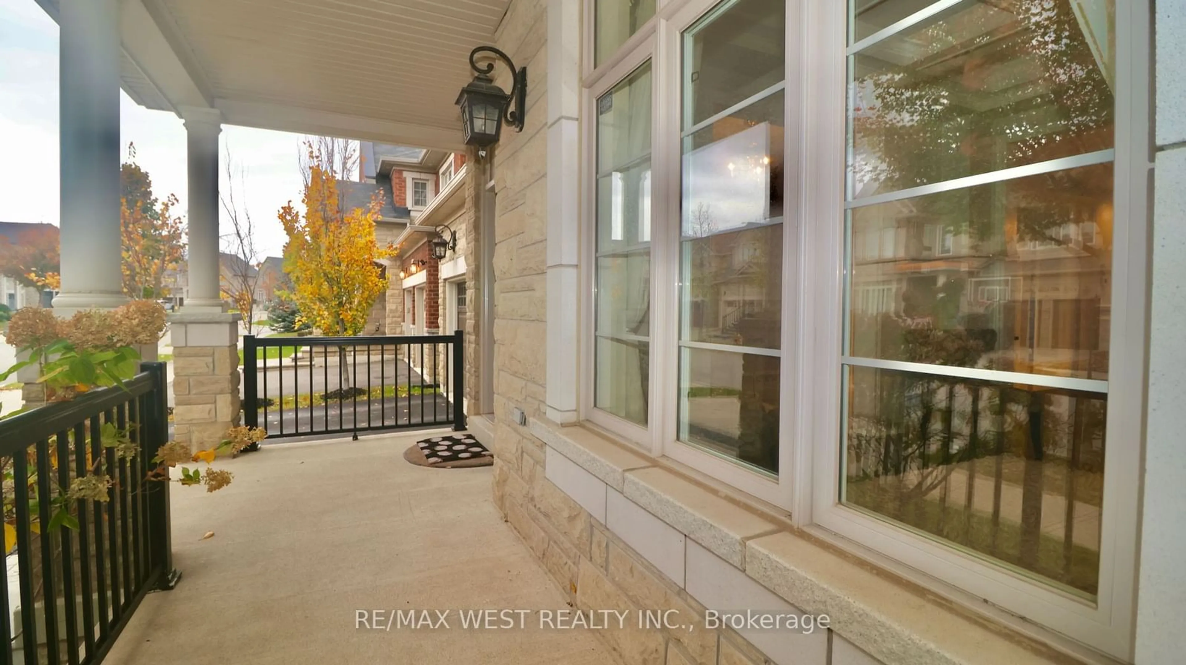 A pic from exterior of the house or condo, the street view for 418 Hidden Trail Circ, Oakville Ontario L6J 0N7