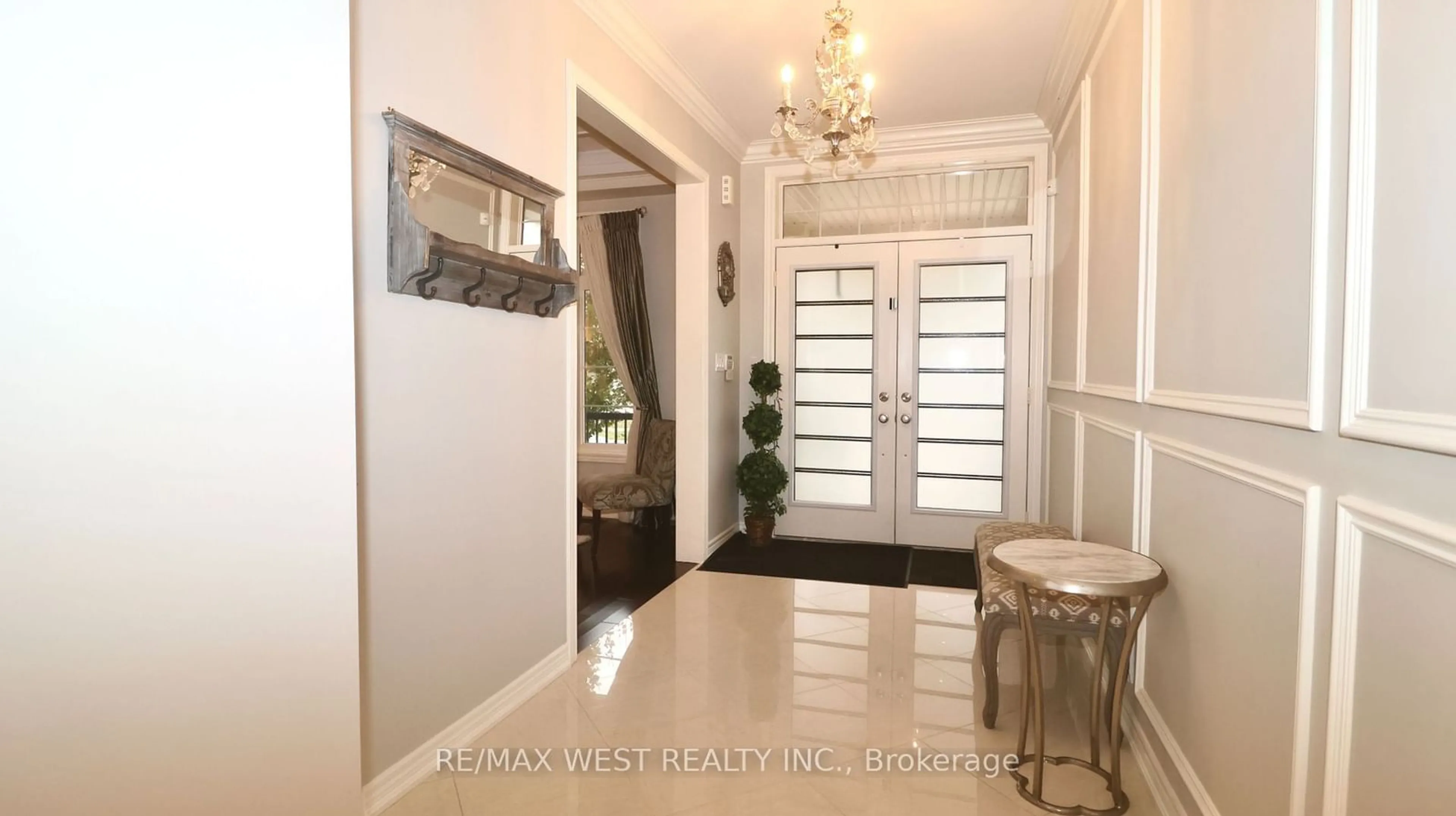 Indoor entryway, wood floors for 418 Hidden Trail Circ, Oakville Ontario L6J 0N7