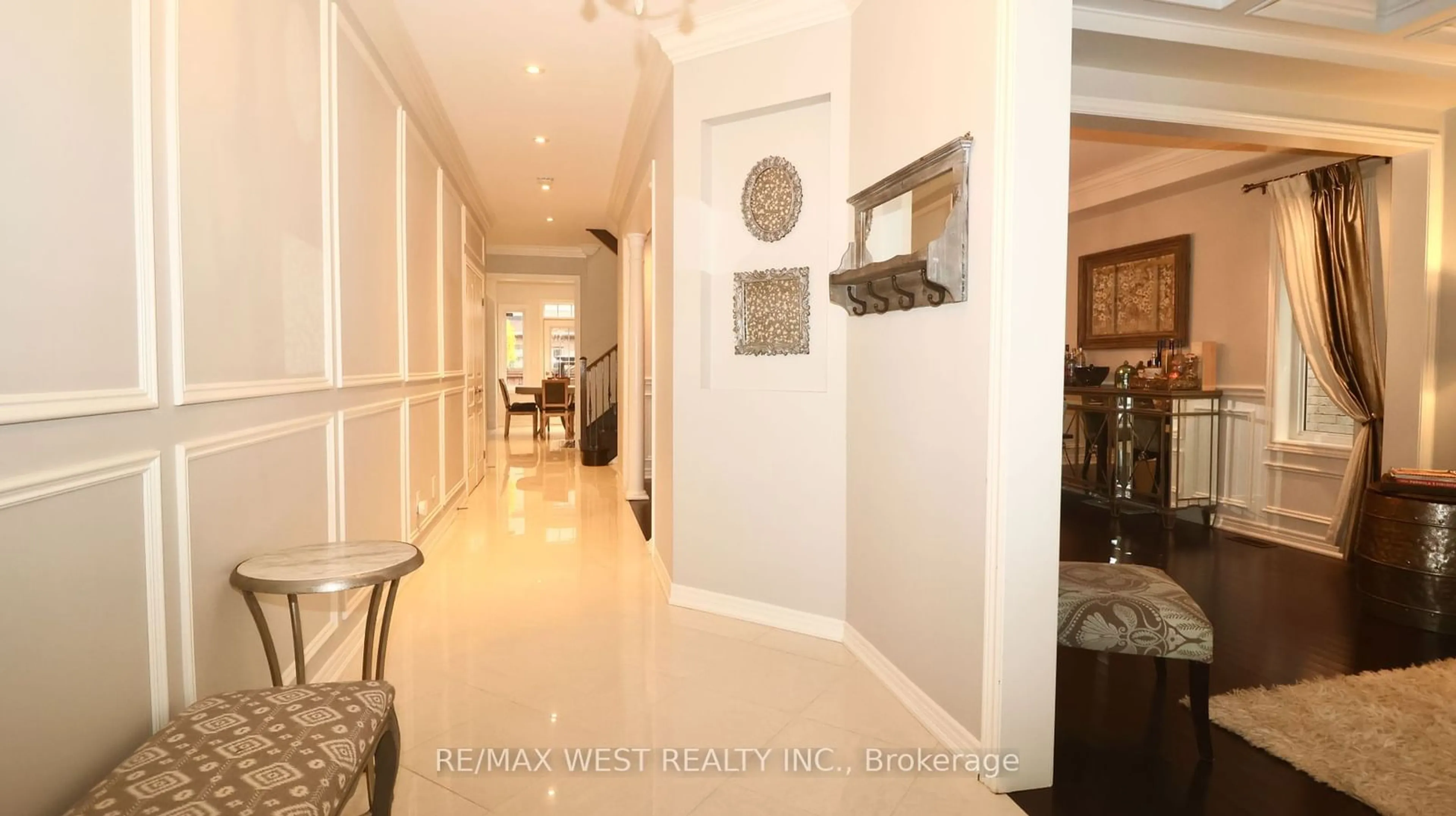 Indoor foyer, wood floors for 418 Hidden Trail Circ, Oakville Ontario L6J 0N7