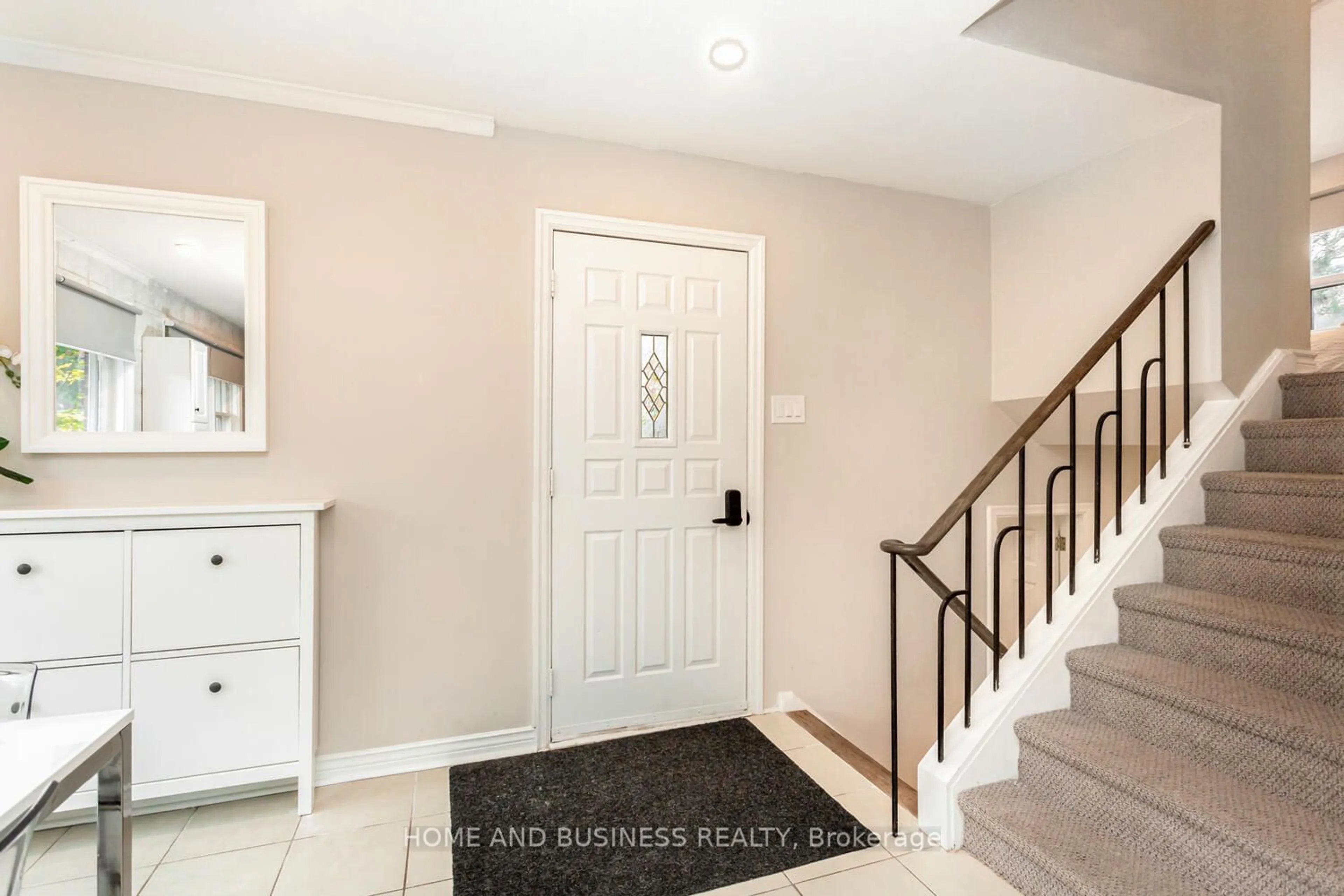 Indoor entryway, wood floors for 125 Vista Dr, Mississauga Ontario L5M 1W2