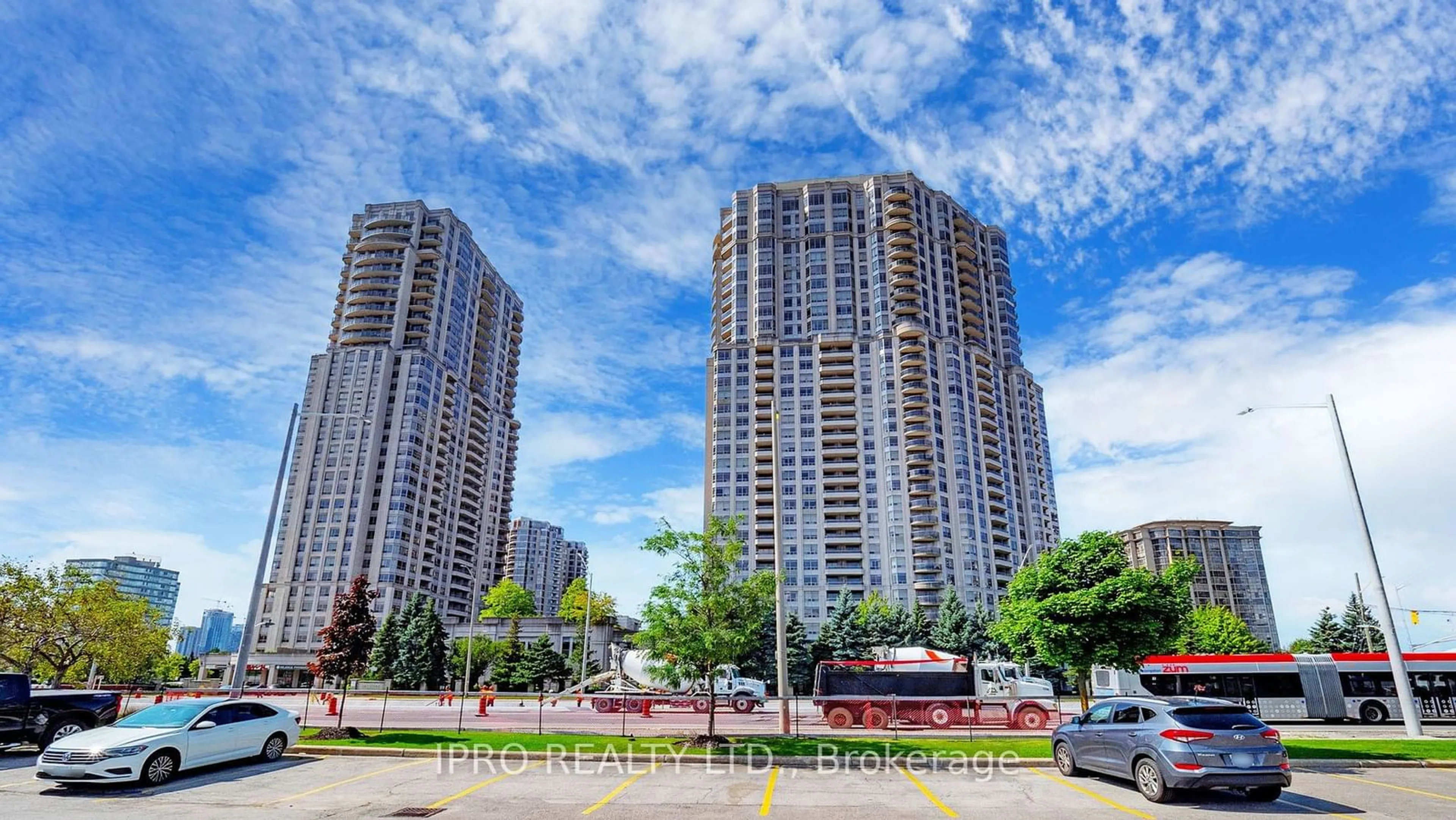 A pic from exterior of the house or condo, the view of city buildings for 35 Kingsbridge Gdns #812, Mississauga Ontario L5R 3Z5