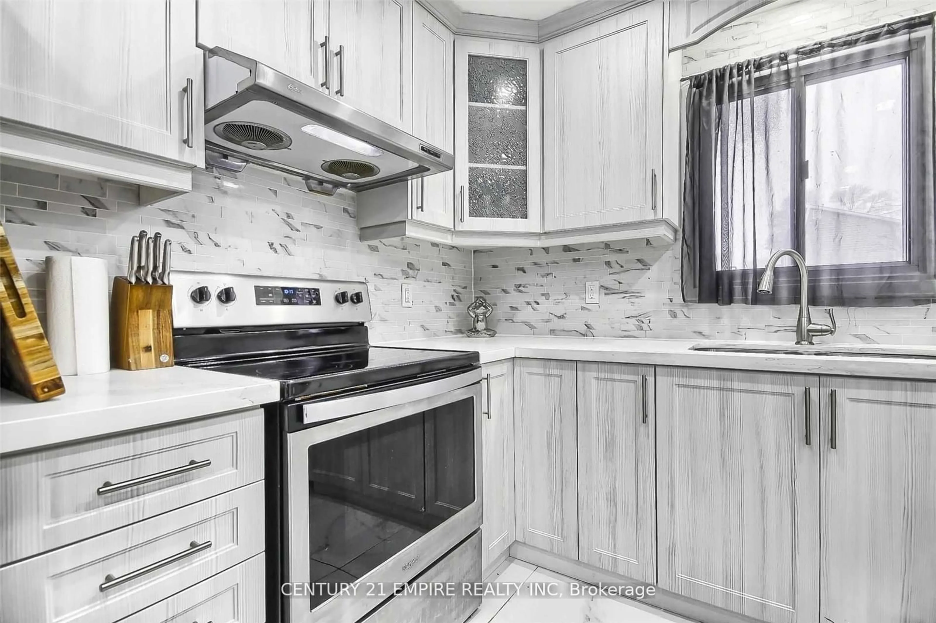 Standard kitchen, wood floors, cottage for 23 Hector Crt, Brampton Ontario L6S 1P1