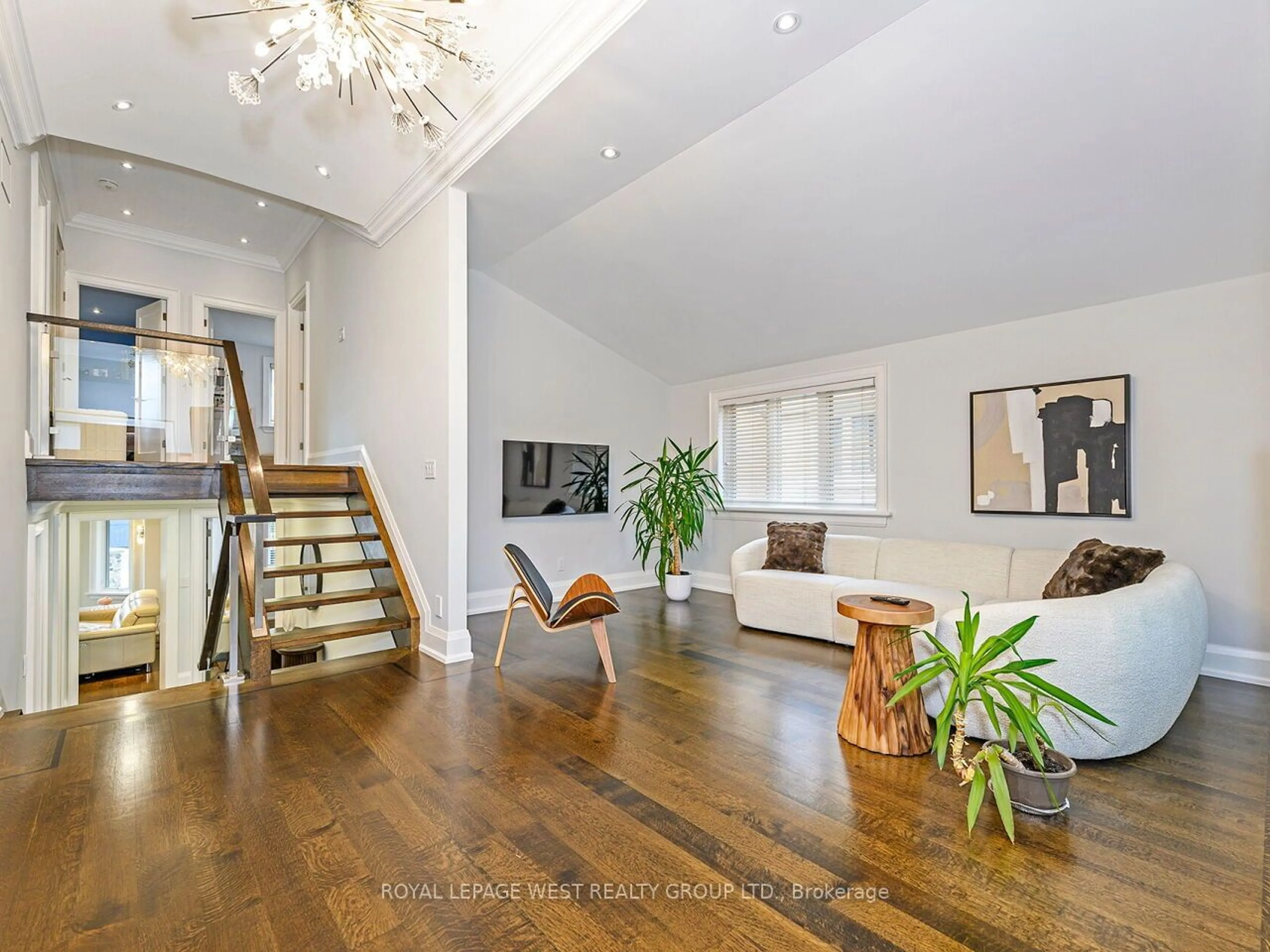 Indoor foyer, wood floors for 3602 Logmoss Cres, Mississauga Ontario L4Y 3S9