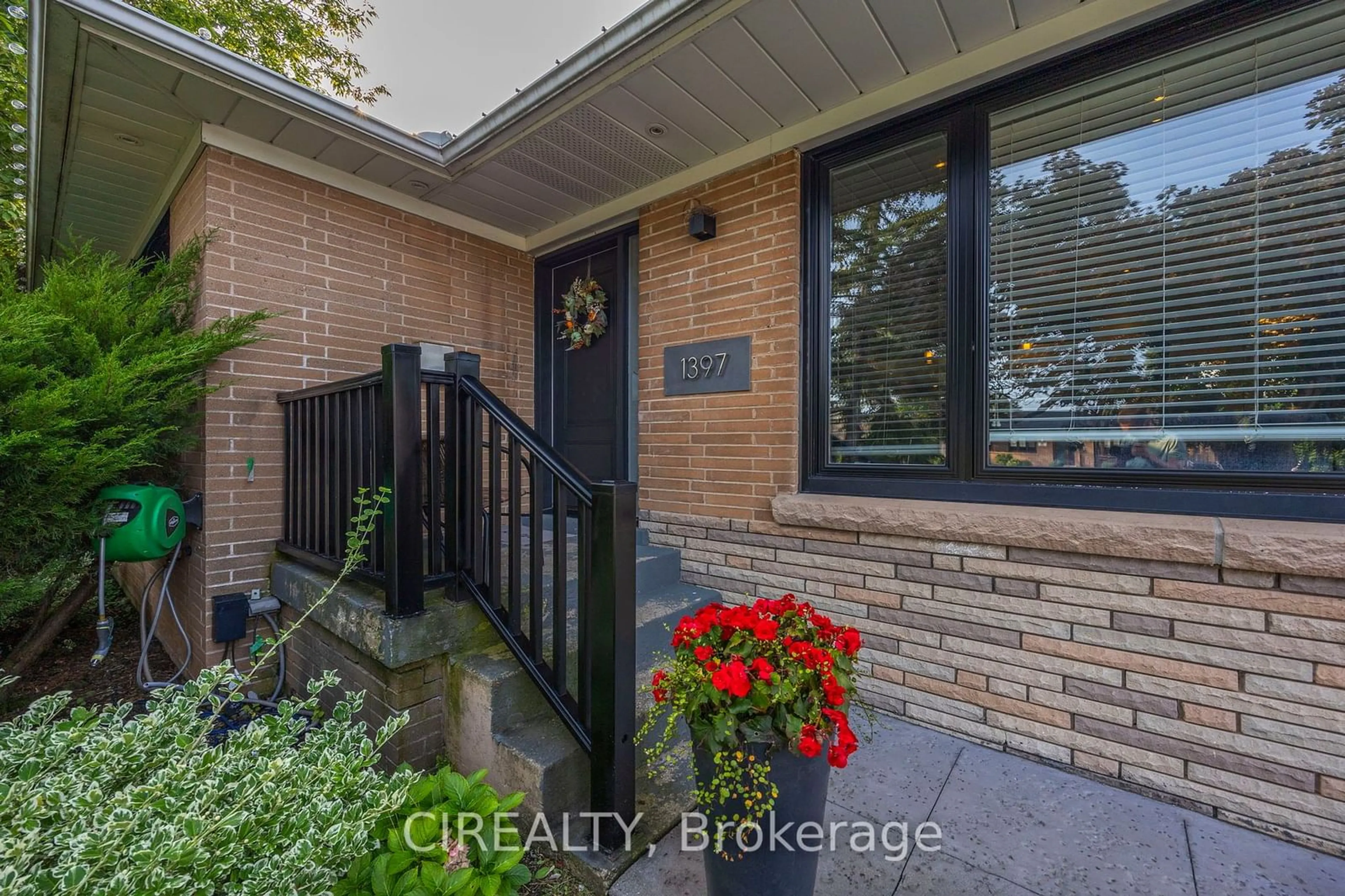 Indoor entryway, wood floors for 1397 Waverly Ave, Oakville Ontario L6L 2S4