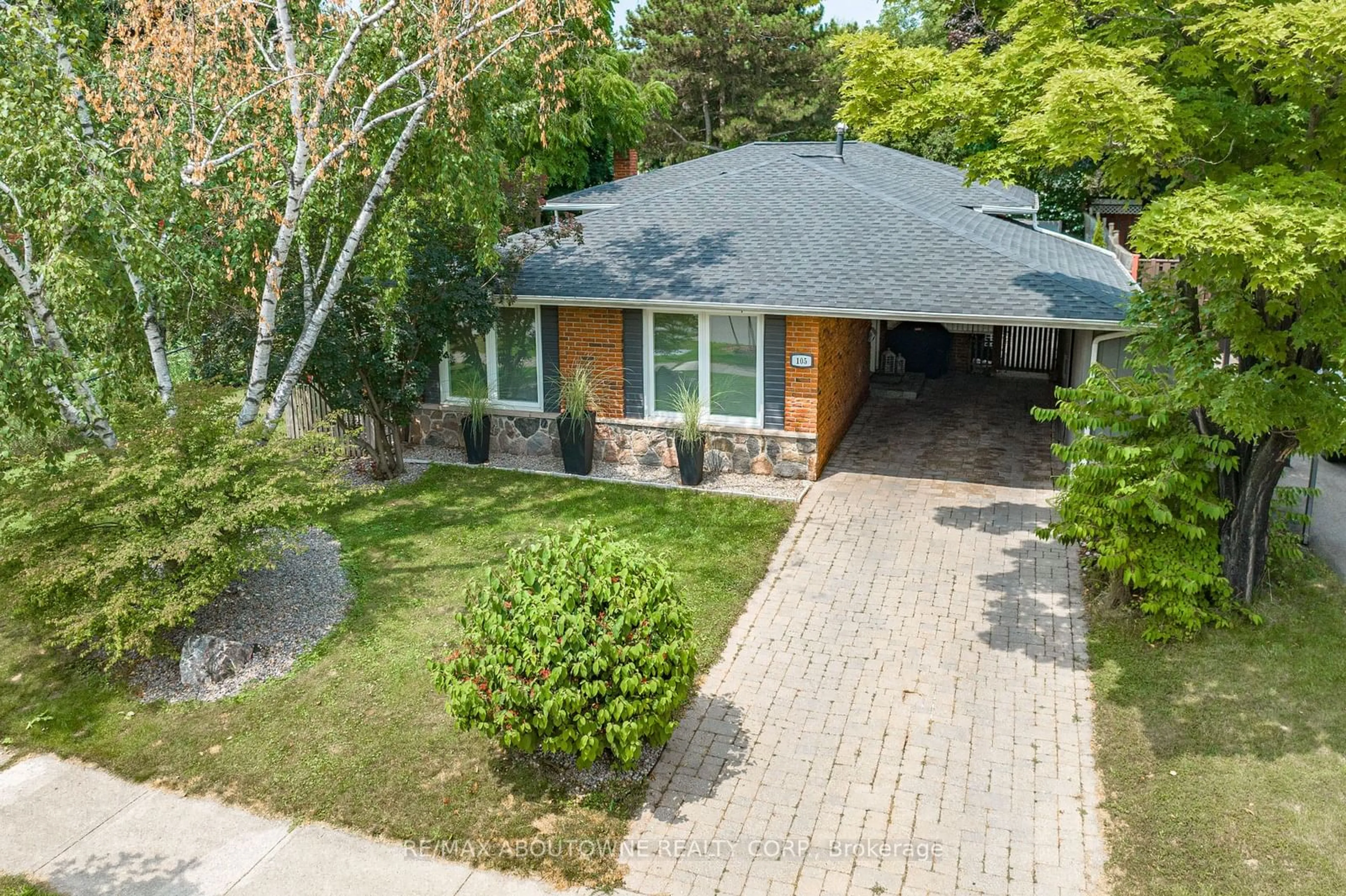 Frontside or backside of a home, the street view for 105 Osborne Cres, Oakville Ontario L6H 1G2