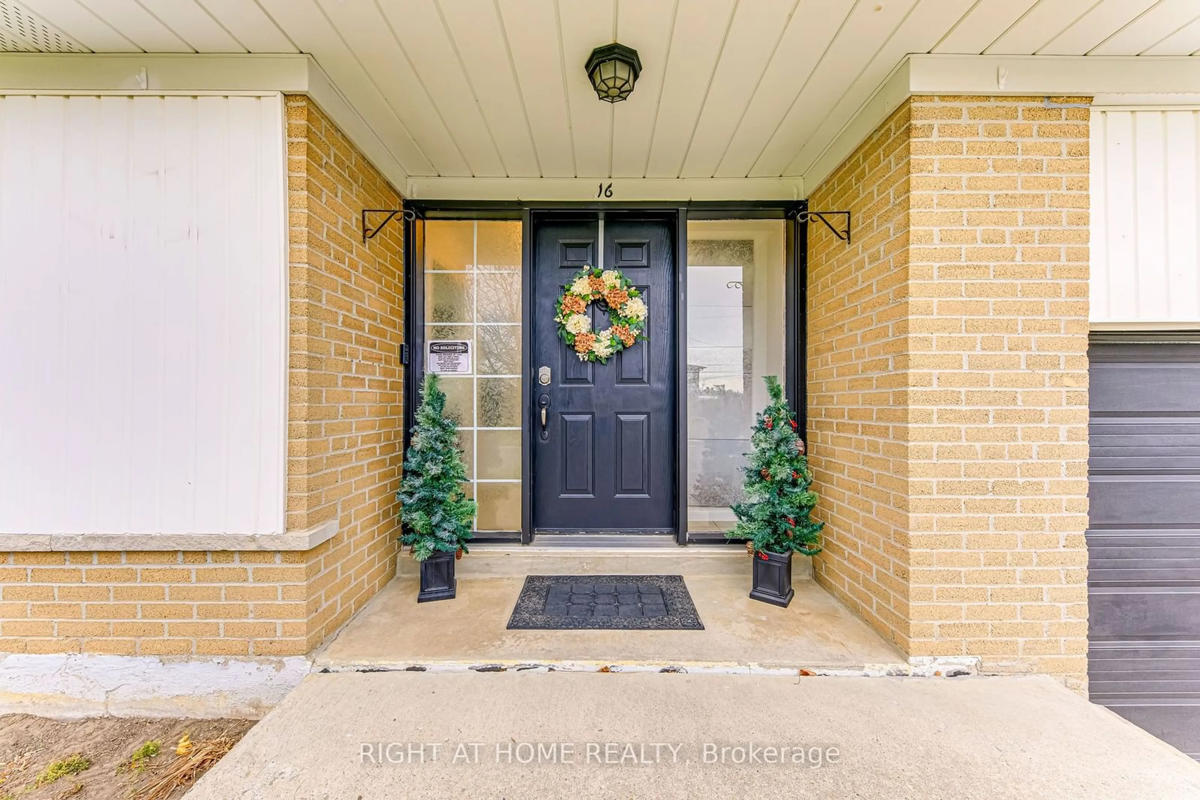 Indoor entryway, wood floors for 16 Dawson Cres, Halton Hills Ontario L7G 1H5