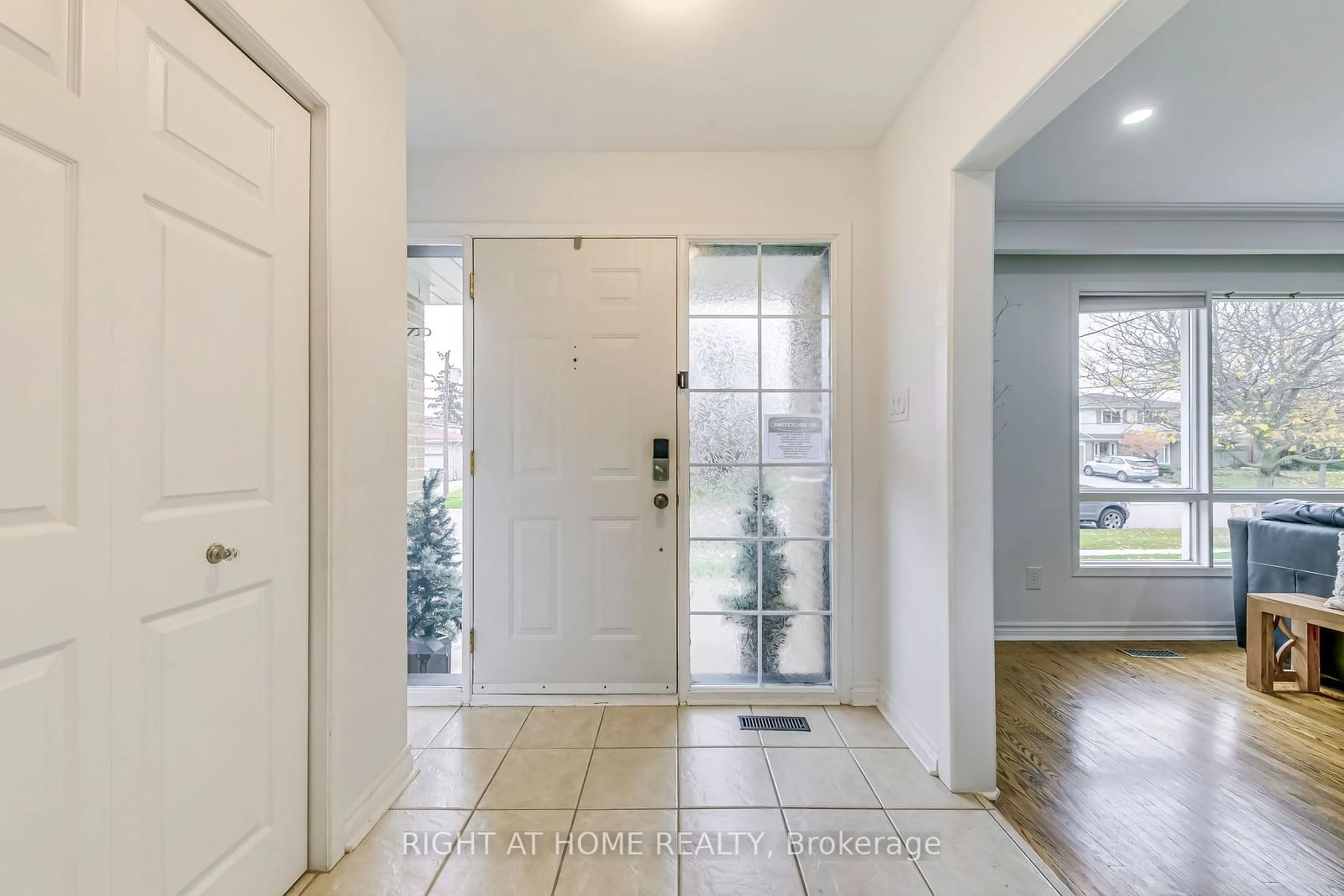 Indoor entryway, wood floors for 16 Dawson Cres, Halton Hills Ontario L7G 1H5