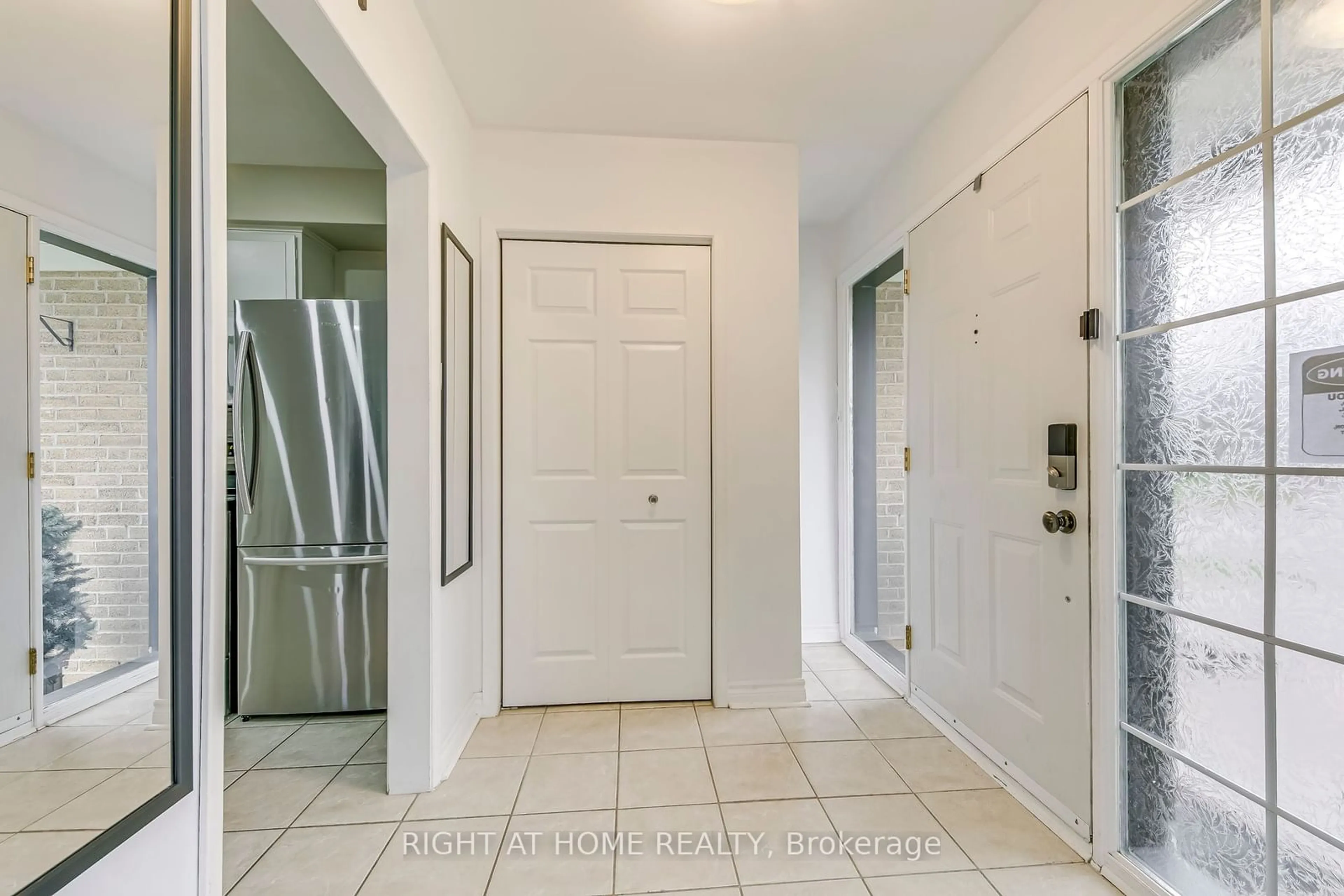 Indoor entryway, not visible floor for 16 Dawson Cres, Halton Hills Ontario L7G 1H5