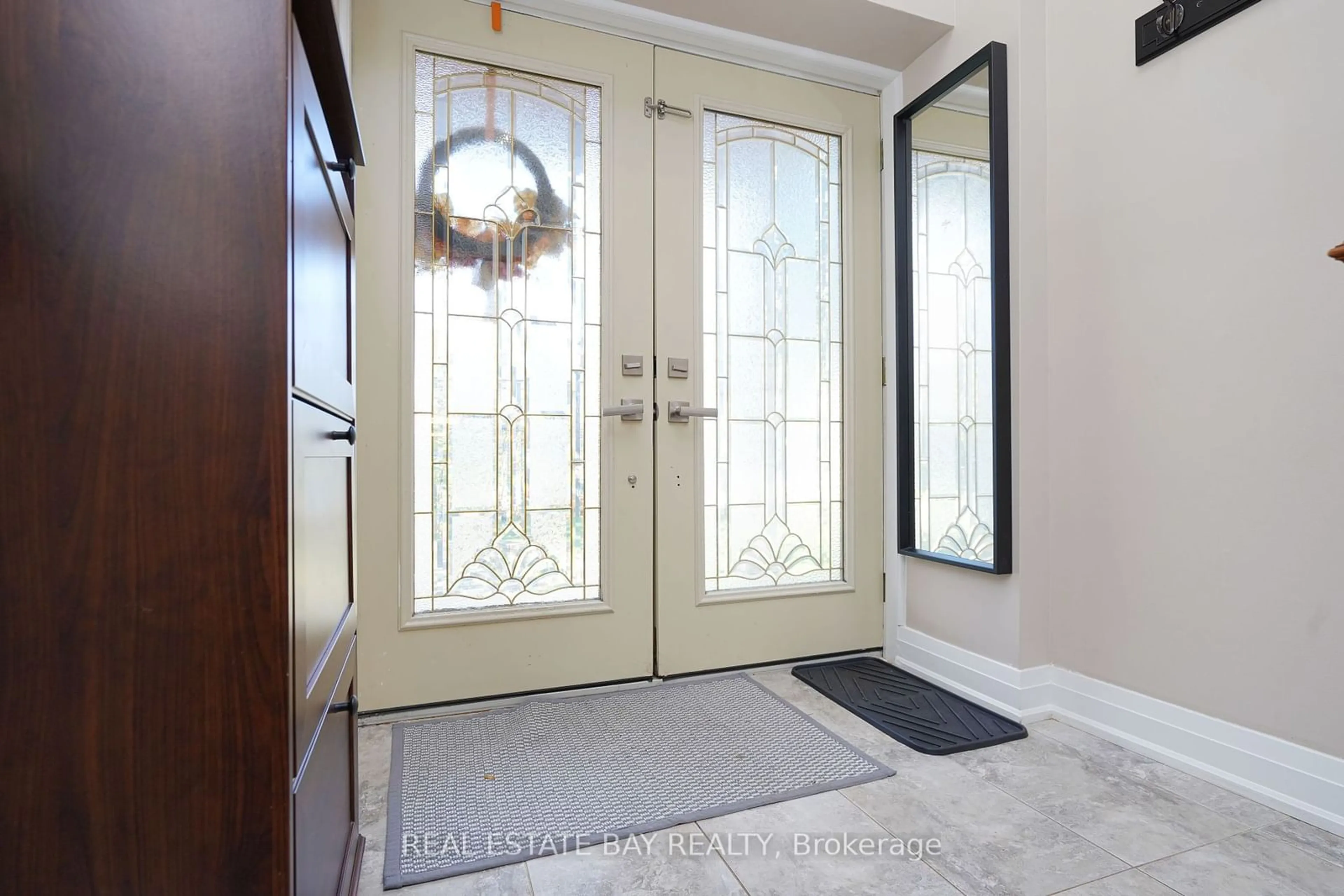 Indoor entryway, wood floors for 220 Overton Pl, Oakville Ontario L6H 1E9