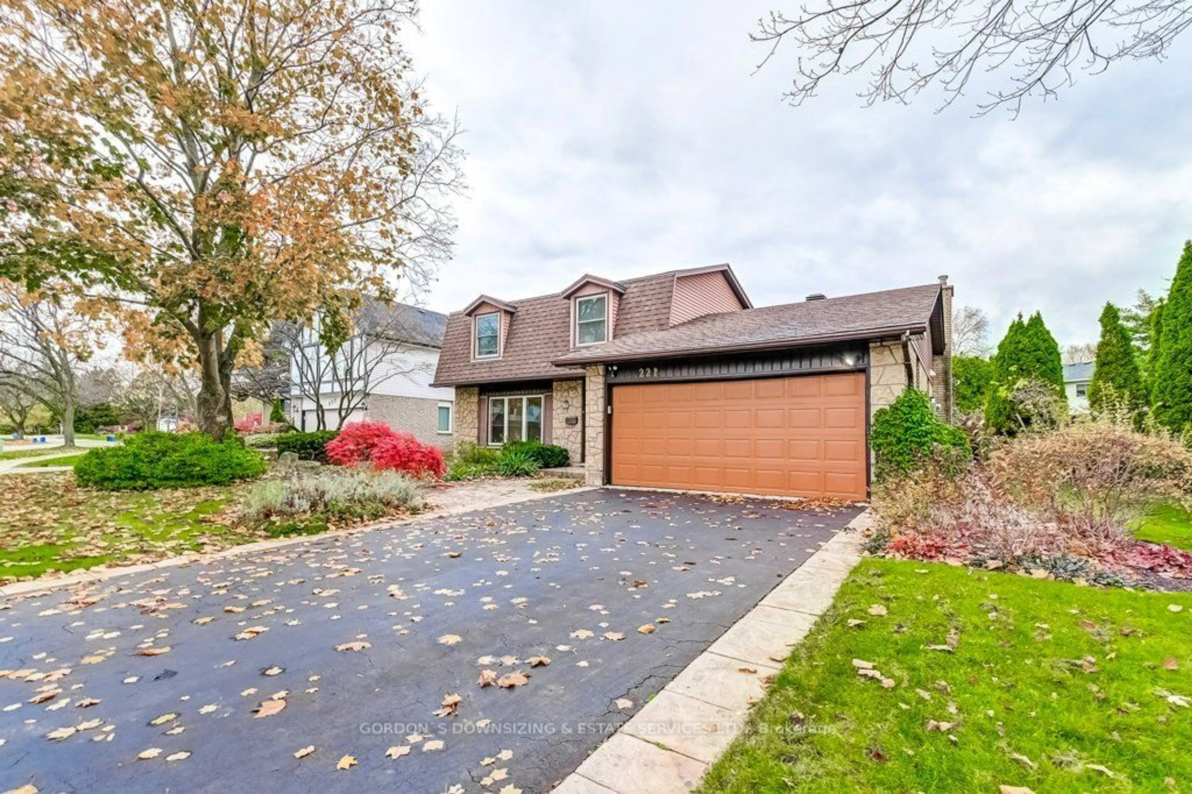 A pic from exterior of the house or condo, the street view for 221 Hendrie Ave, Burlington Ontario L7T 4B2