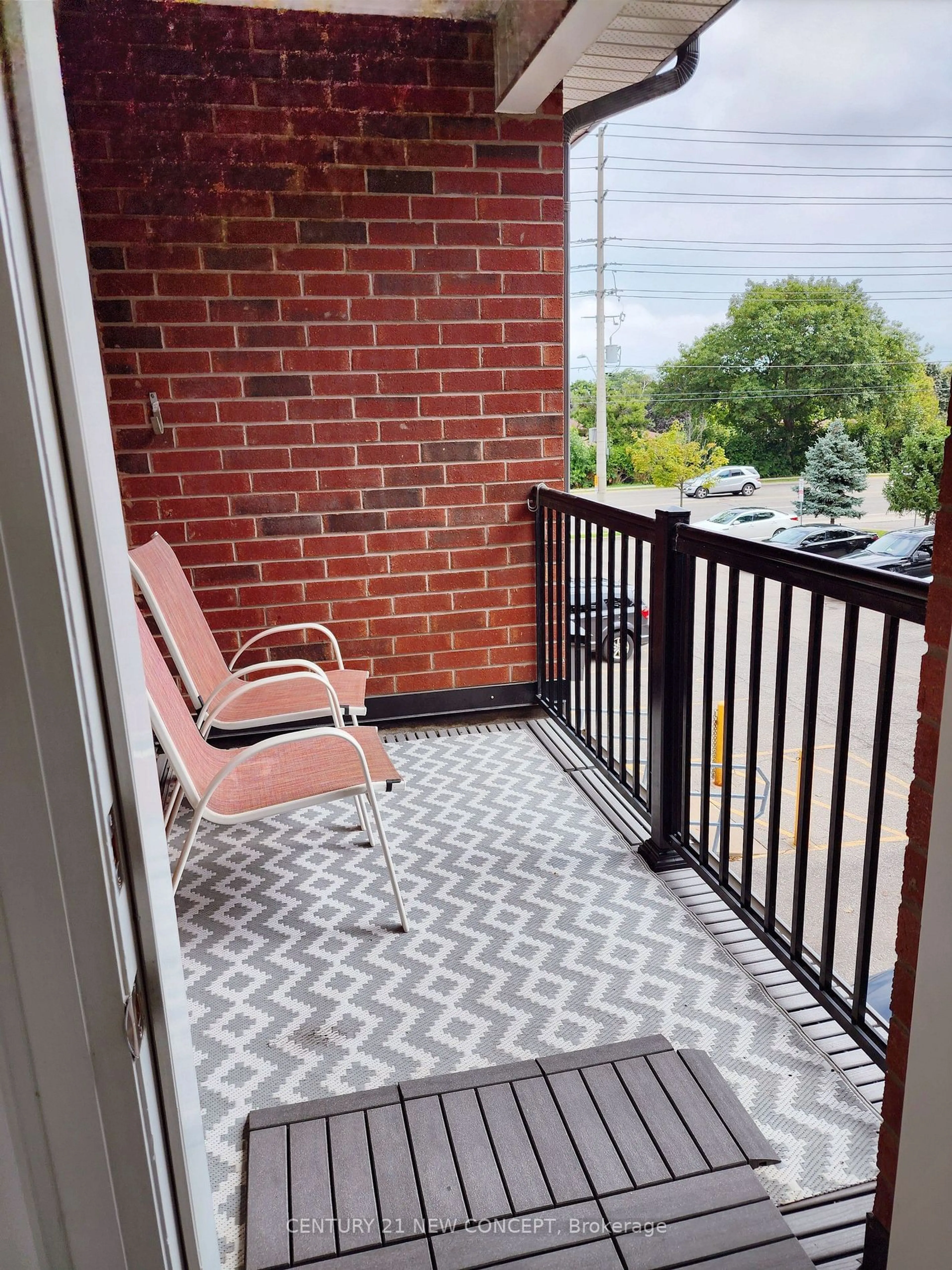 Balcony in the apartment, the fenced backyard for 960 Bloor St #206, Mississauga Ontario L4Y 2N1