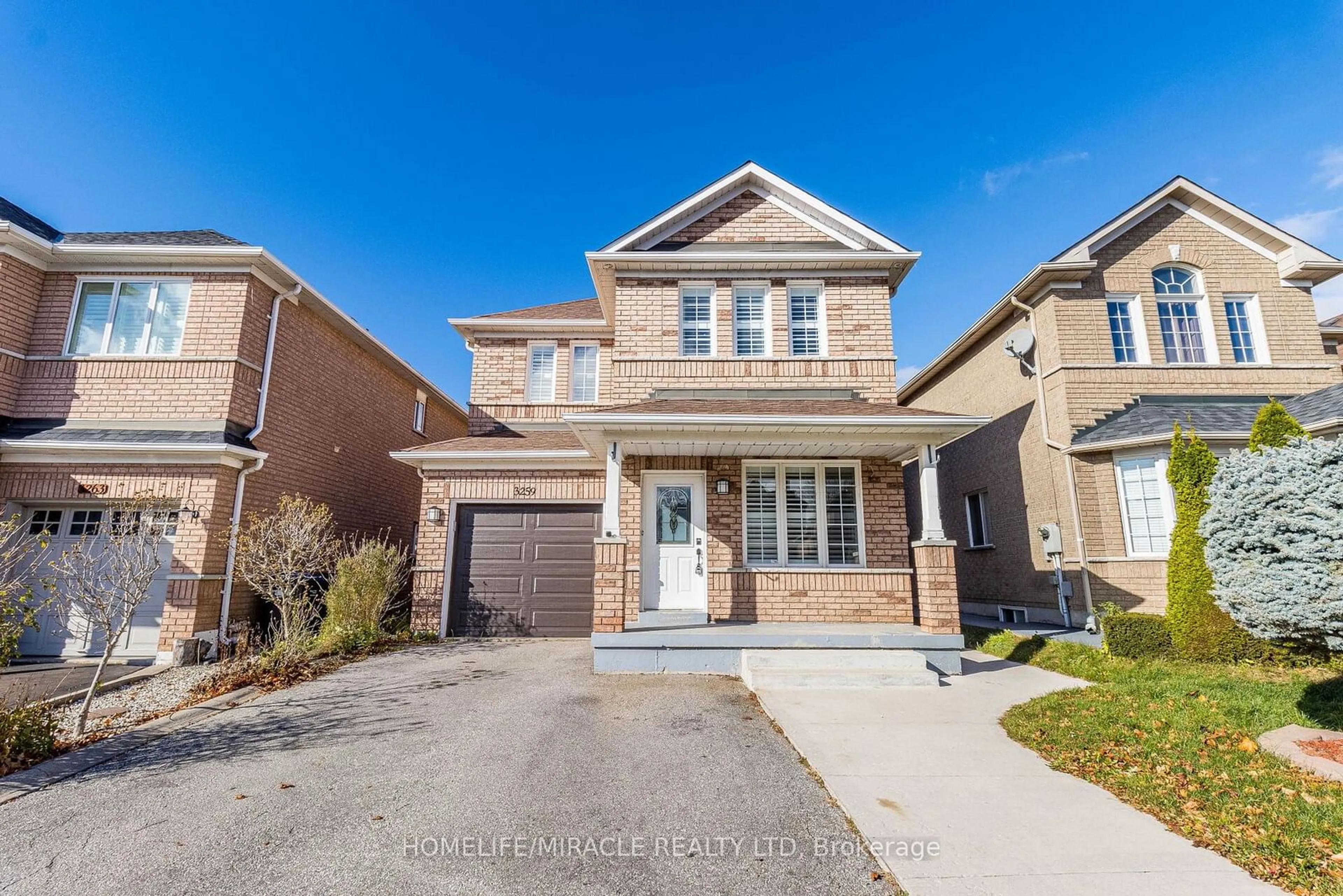 Frontside or backside of a home, the street view for 3259 Scotch Pine Gate, Mississauga Ontario L5N 8E6