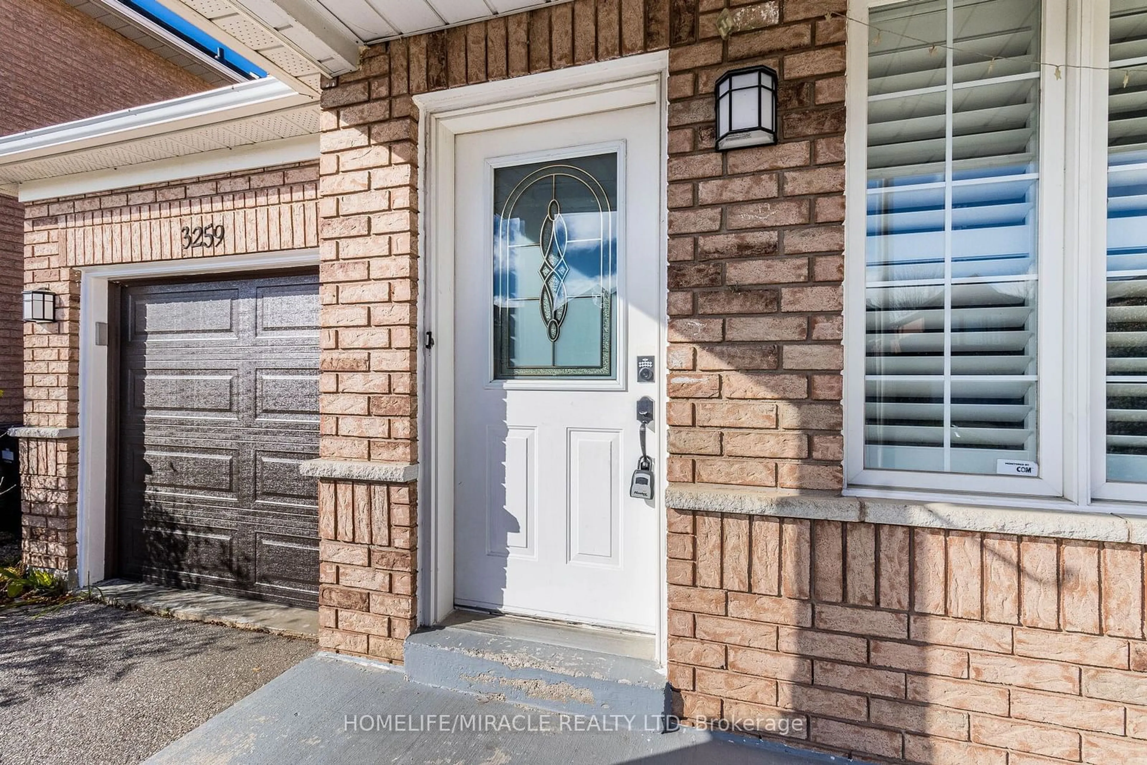 Home with brick exterior material for 3259 Scotch Pine Gate, Mississauga Ontario L5N 8E6