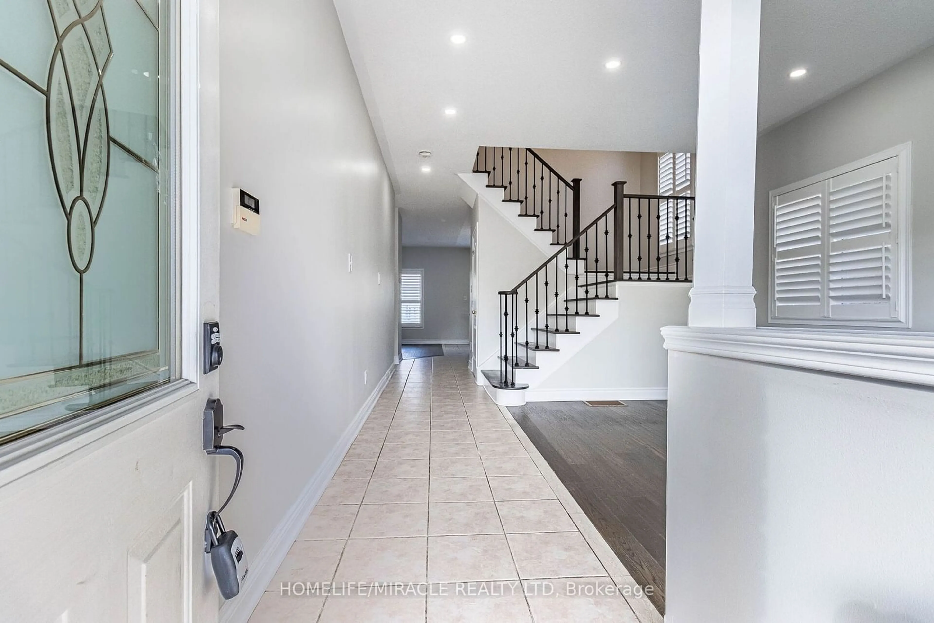 Indoor entryway, wood floors for 3259 Scotch Pine Gate, Mississauga Ontario L5N 8E6