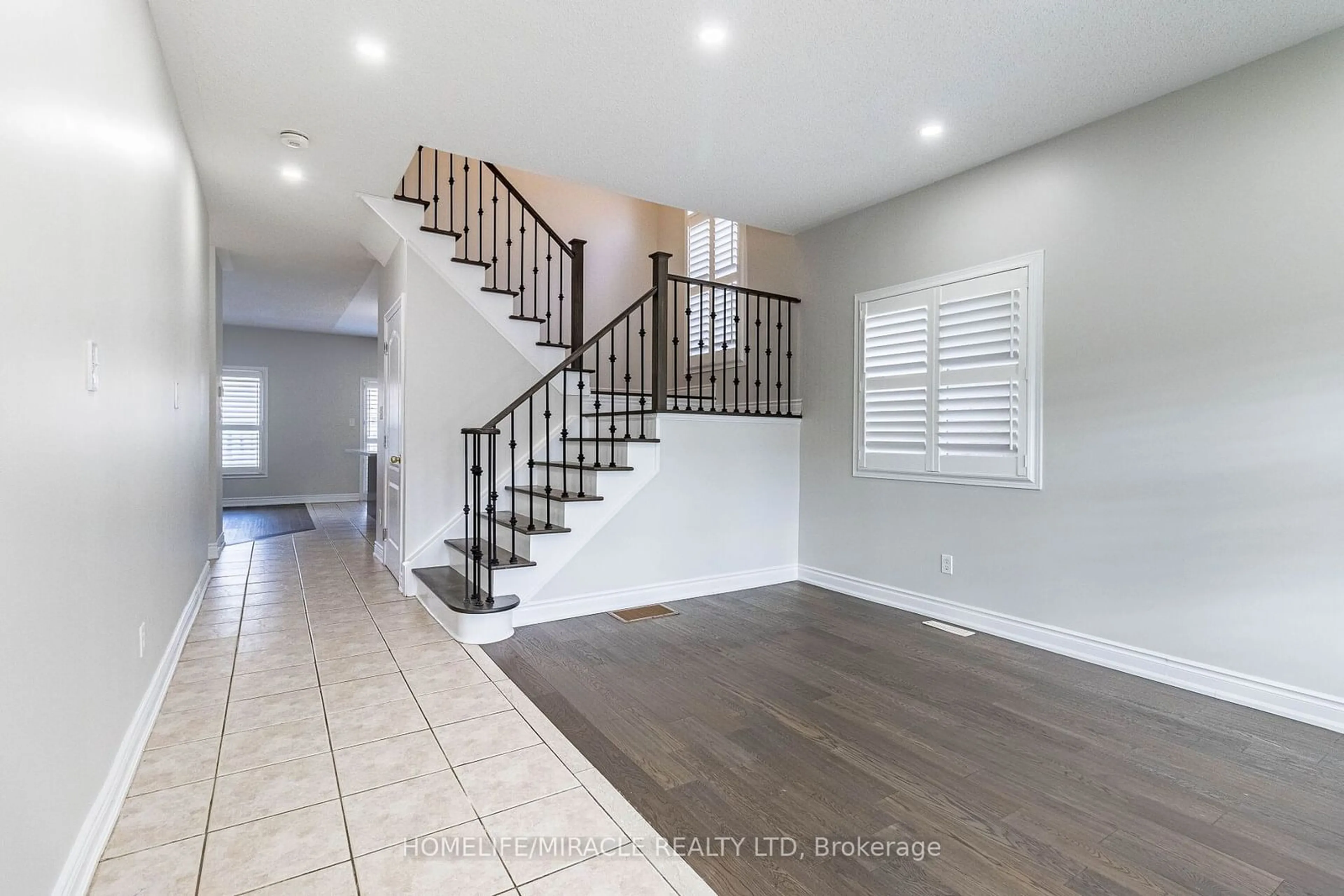 Indoor entryway, wood floors for 3259 Scotch Pine Gate, Mississauga Ontario L5N 8E6