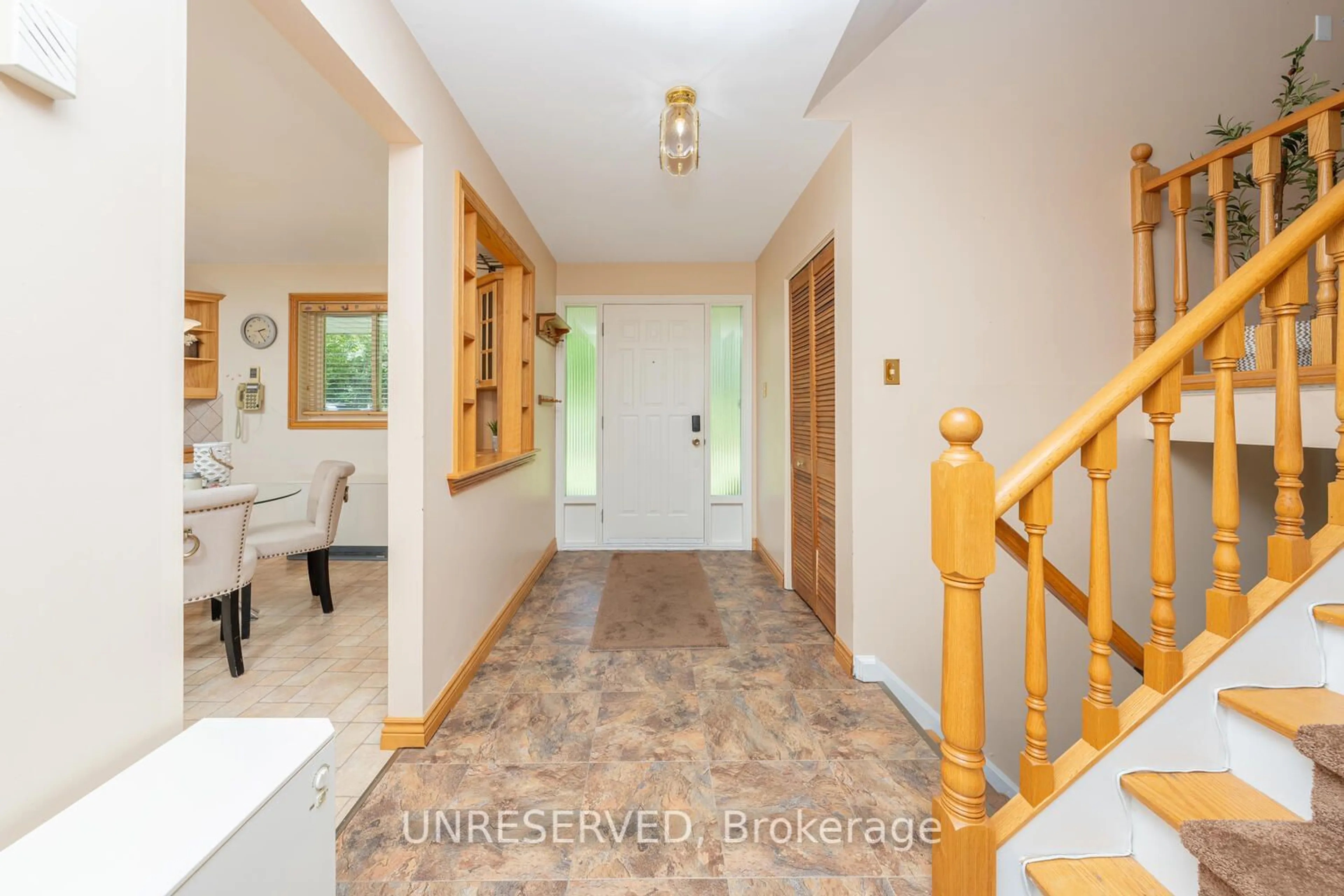 Indoor entryway, wood floors for 13074 Fallbrook Tr, Halton Hills Ontario L7G 4S8