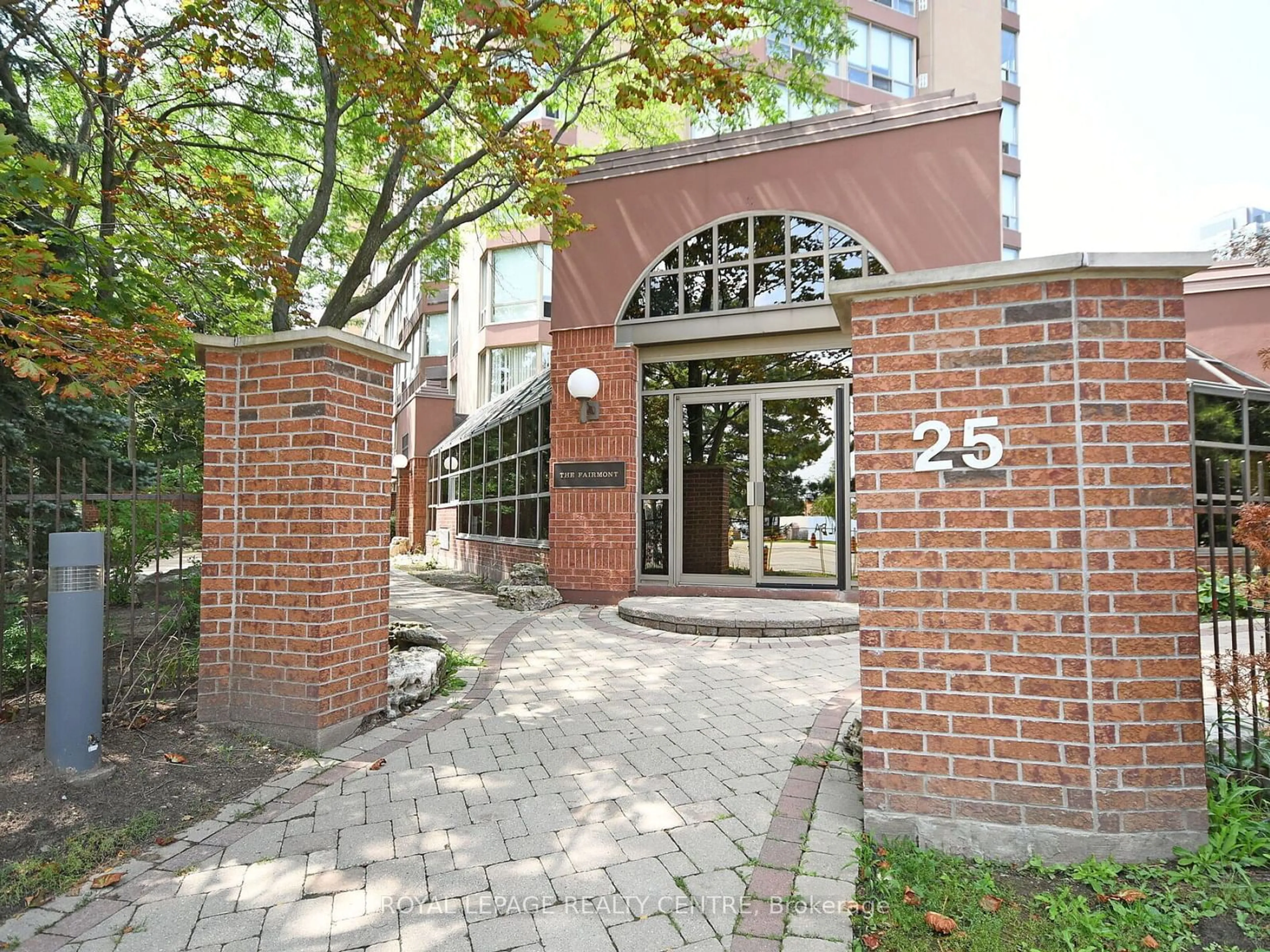 Indoor foyer for 25 Fairview Rd #612, Mississauga Ontario L5B 3Y8