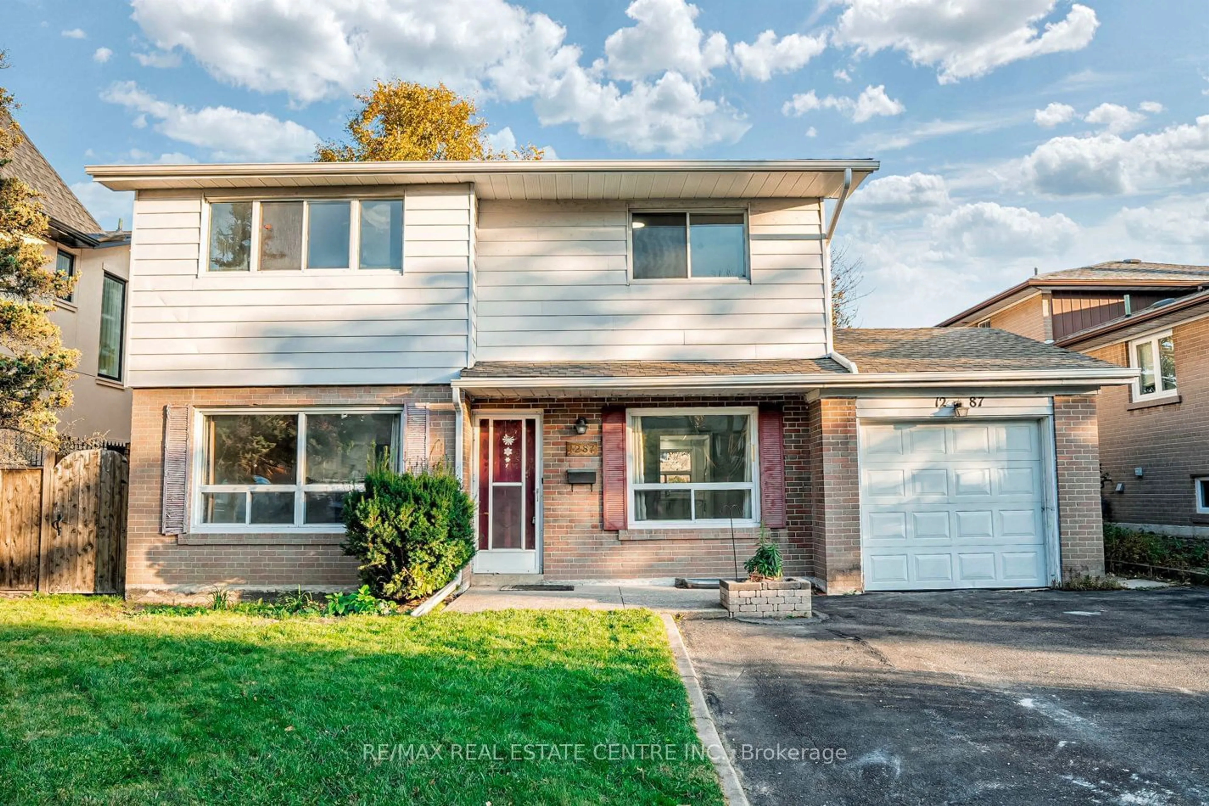 Home with vinyl exterior material for 1287 Tyneburn Cres, Mississauga Ontario L4X 1P3