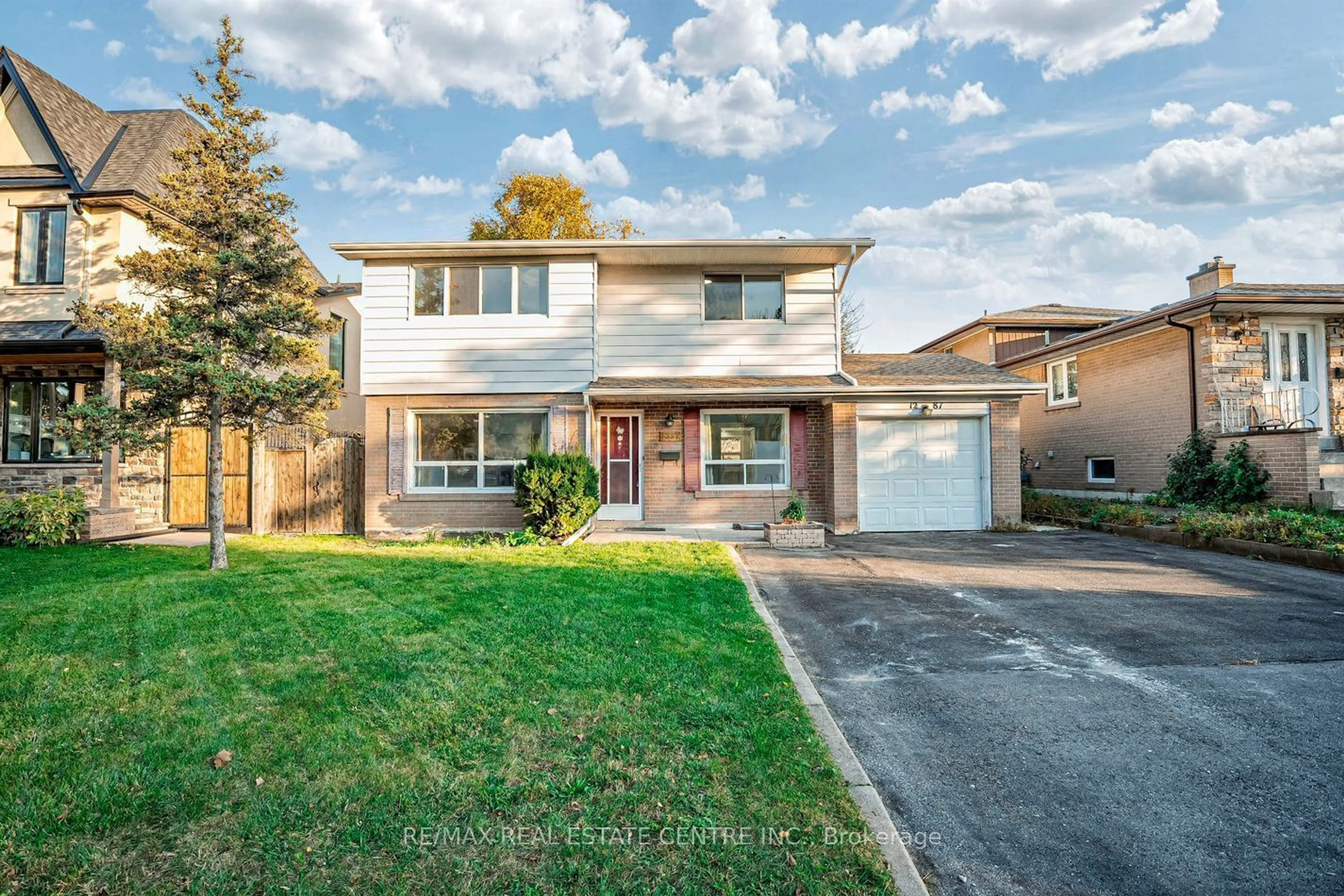 Frontside or backside of a home, the street view for 1287 Tyneburn Cres, Mississauga Ontario L4X 1P3