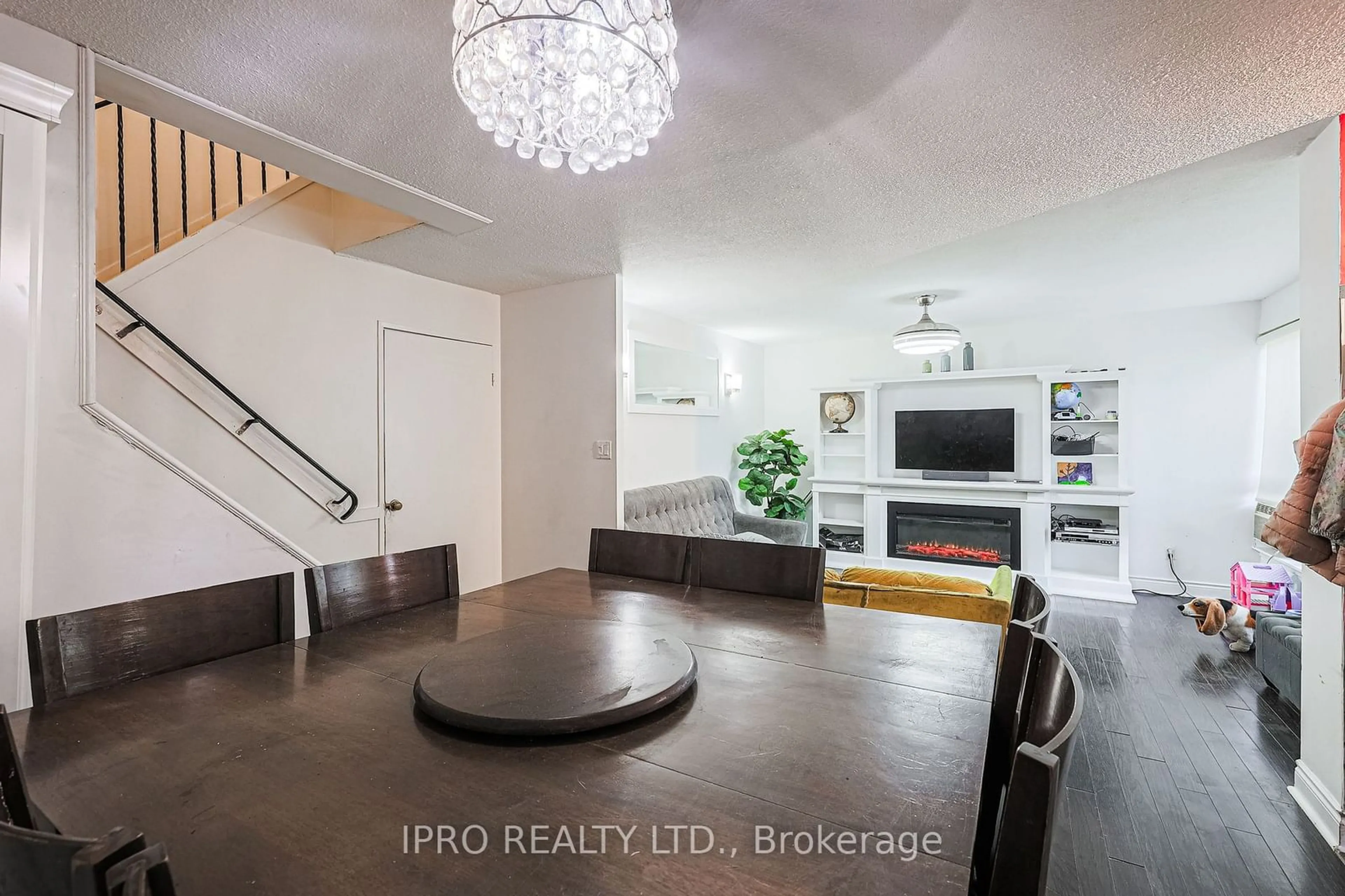 Living room, wood floors for 3060 Constitution Blvd #270, Mississauga Ontario L4Y 3X8