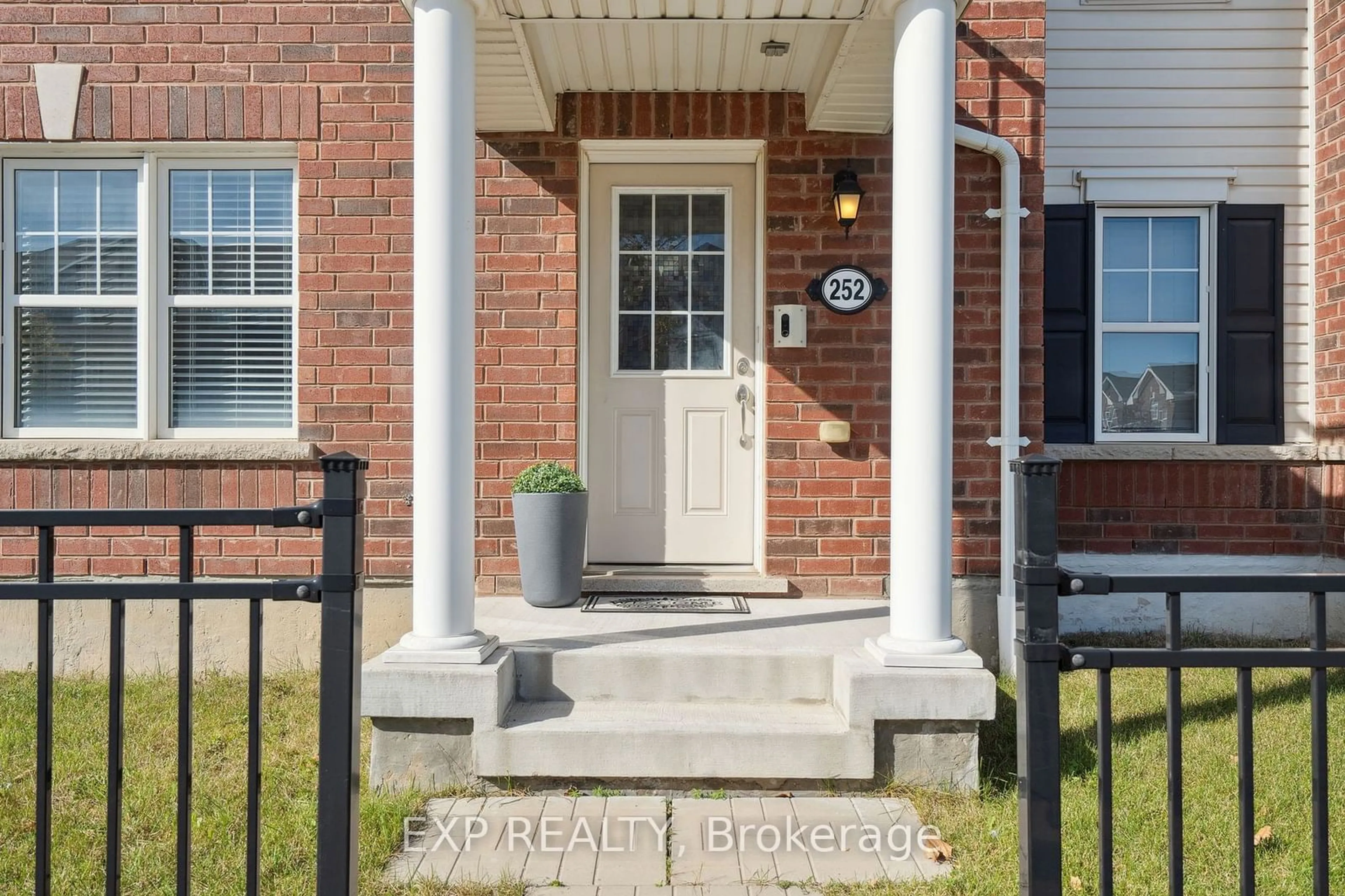 Indoor entryway, wood floors for 252 Remembrance Rd, Brampton Ontario L7A 4P4