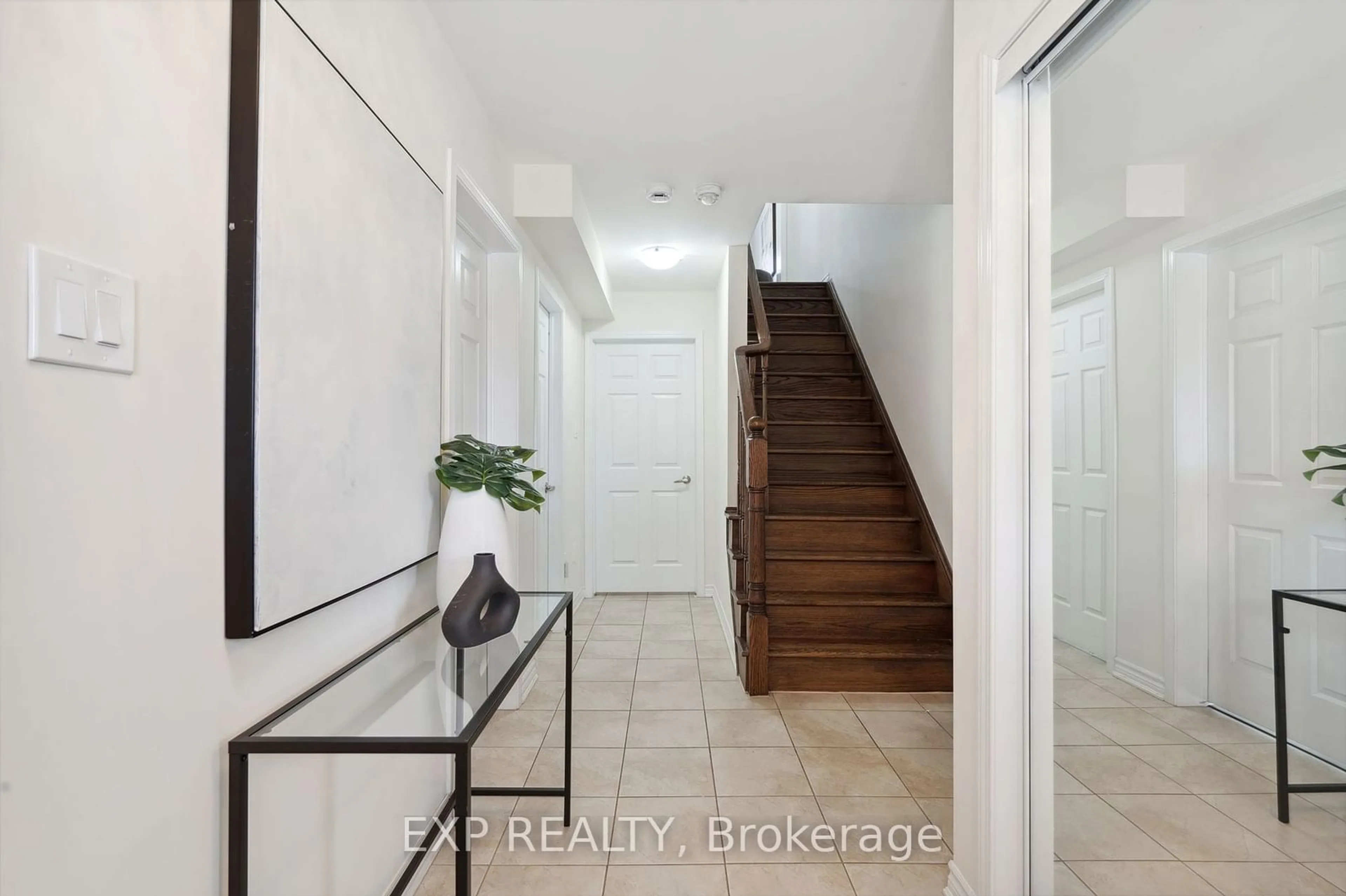 Indoor entryway, wood floors for 252 Remembrance Rd, Brampton Ontario L7A 4P4