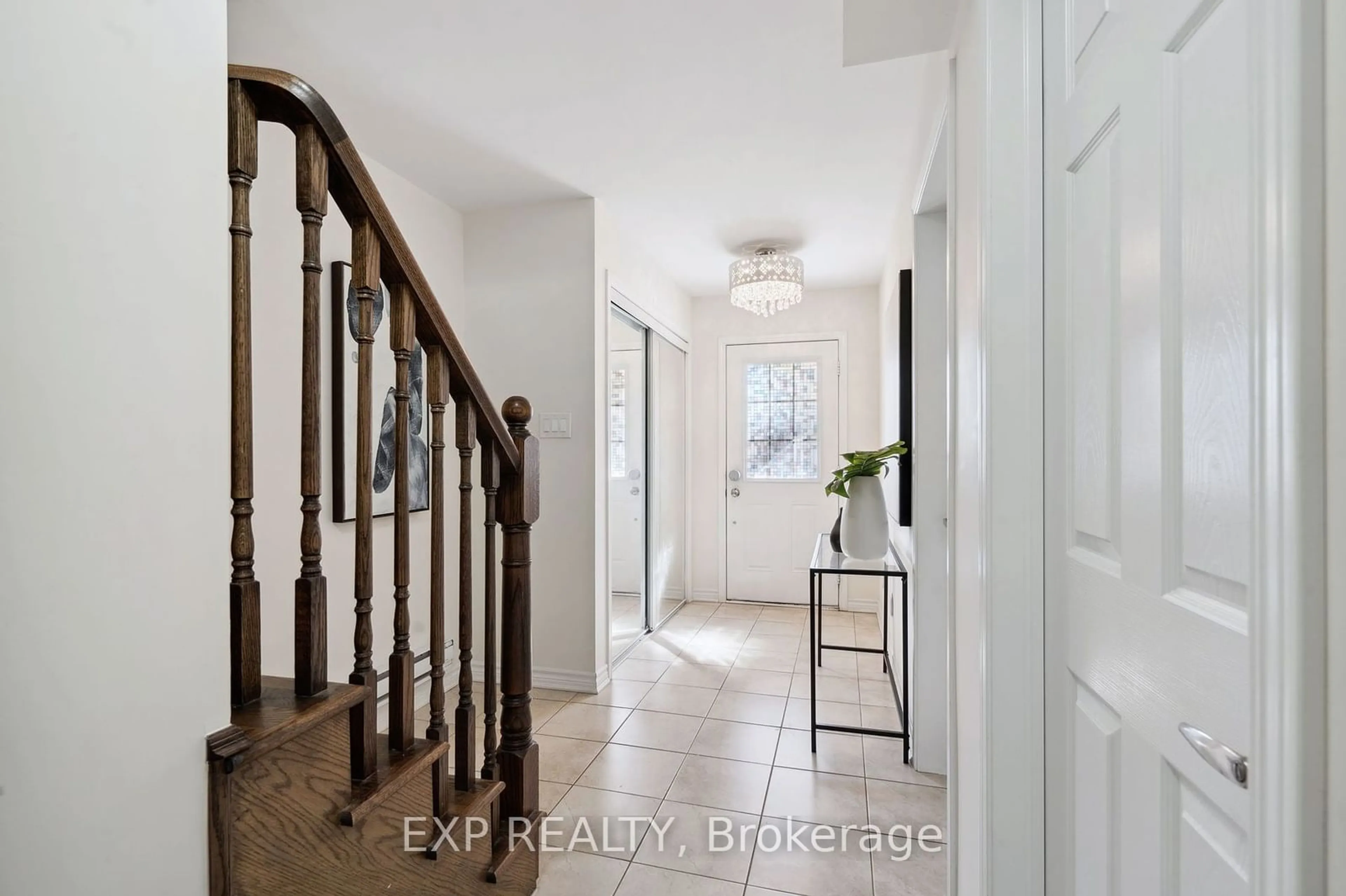 Indoor entryway, wood floors for 252 Remembrance Rd, Brampton Ontario L7A 4P4