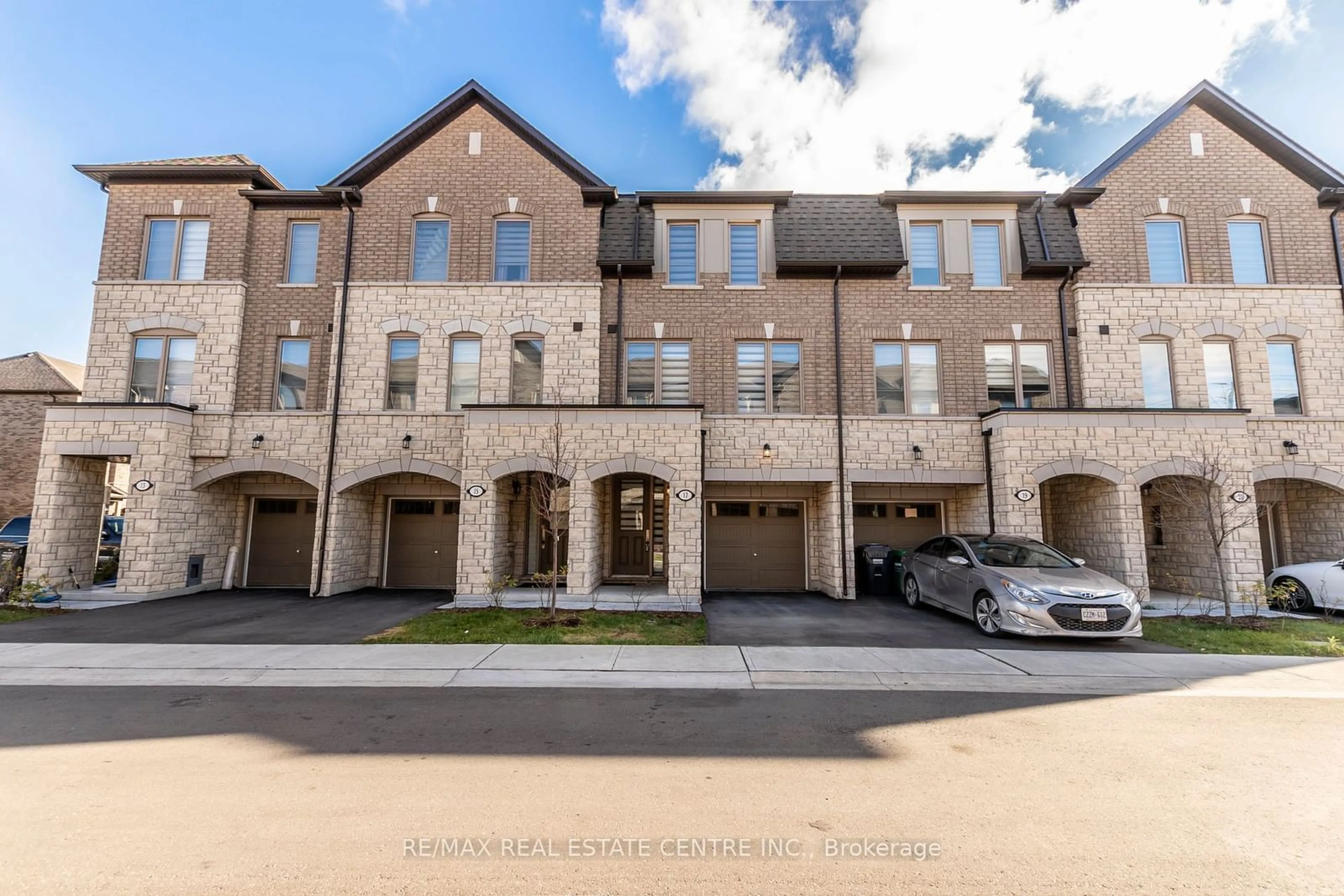 A pic from exterior of the house or condo, the street view for 17 Arcola St, Brampton Ontario L6P 4N7