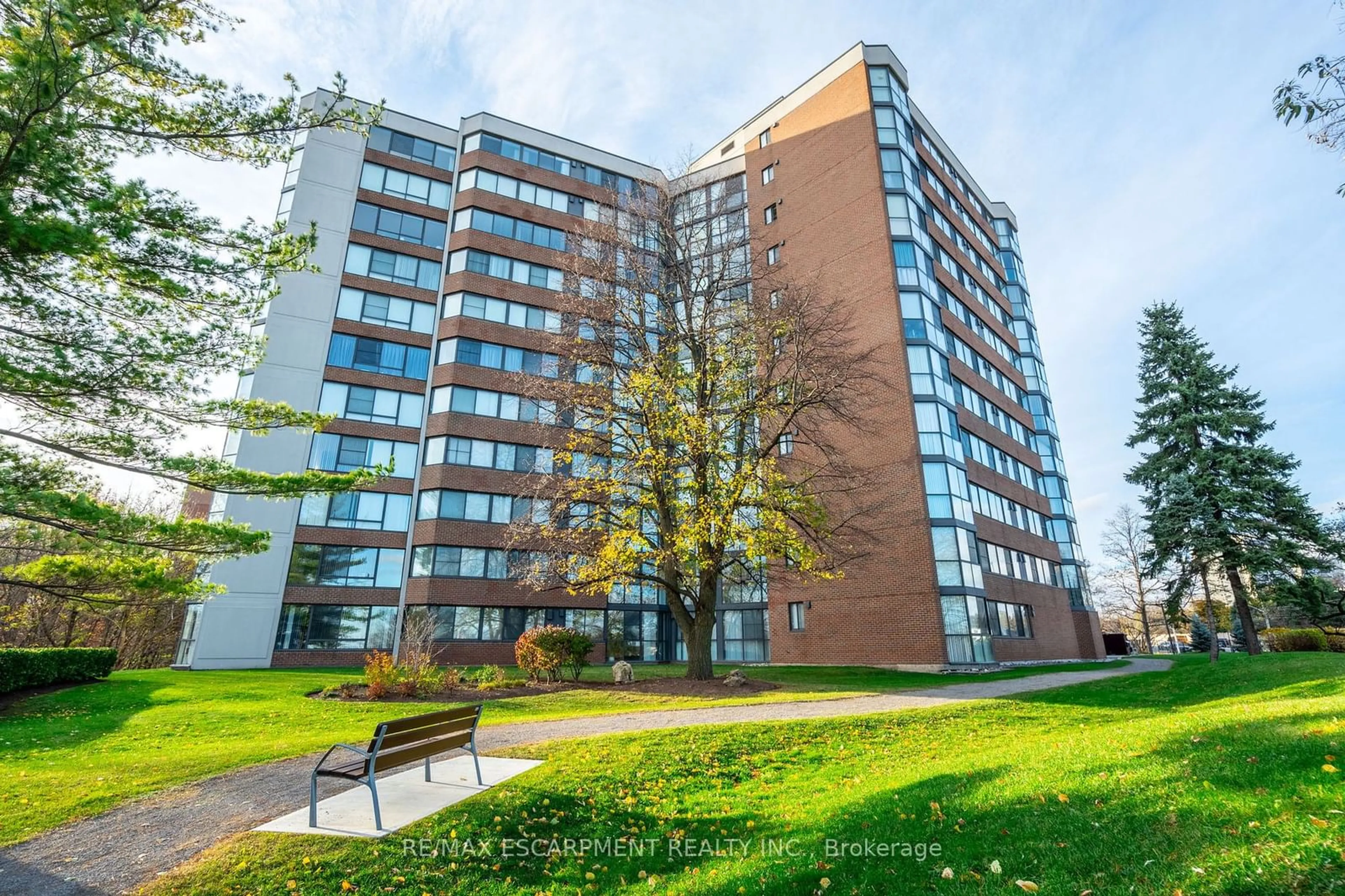 A pic from exterior of the house or condo, the front or back of building for 1230 MARLBOROUGH Crt #610, Oakville Ontario L6H 3K6