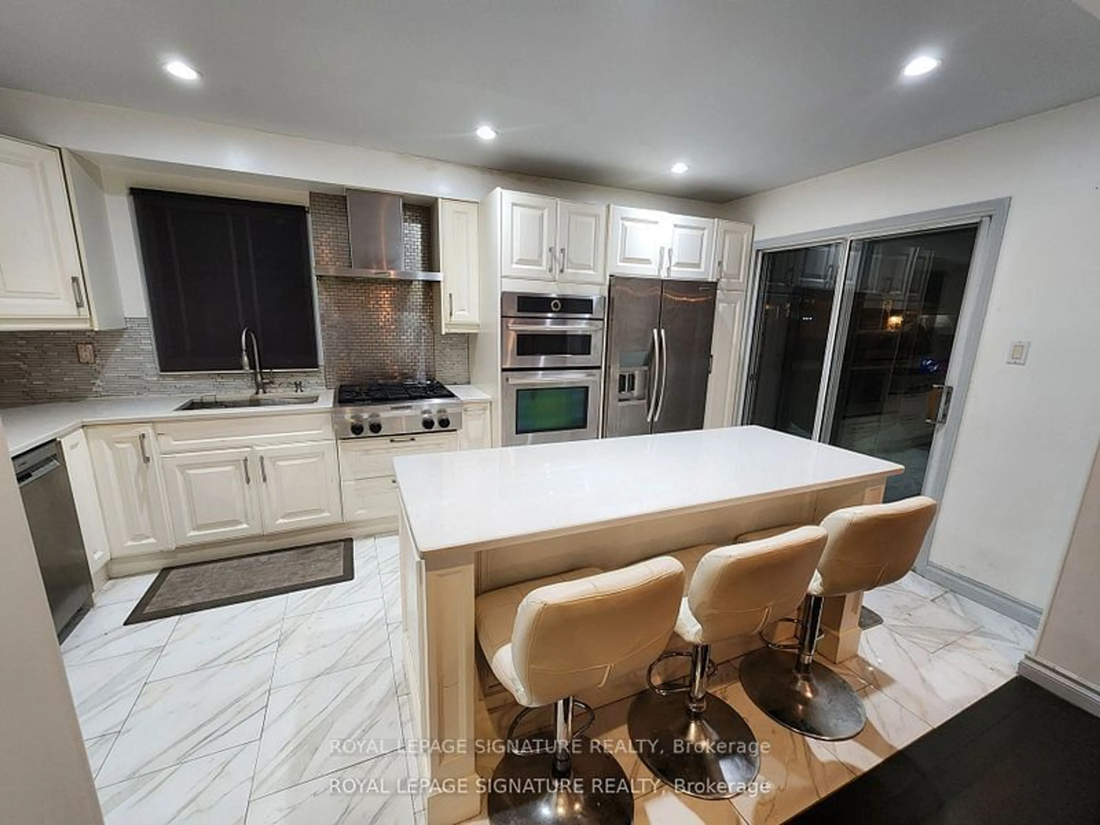 Open concept kitchen for 2377 Belcaro Way, Mississauga Ontario L5M 2M6