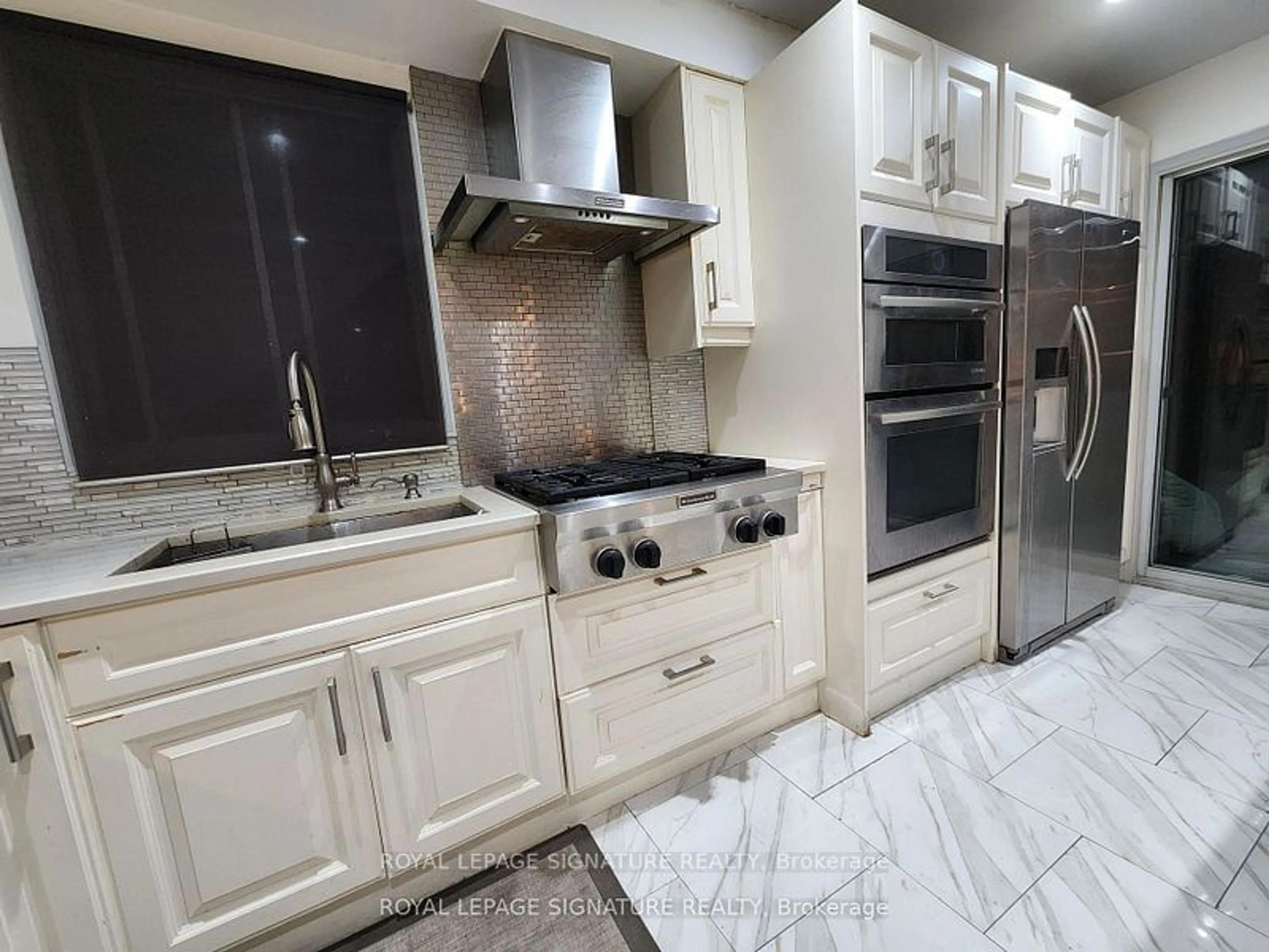 Kitchen, ceramic floors for 2377 Belcaro Way, Mississauga Ontario L5M 2M6