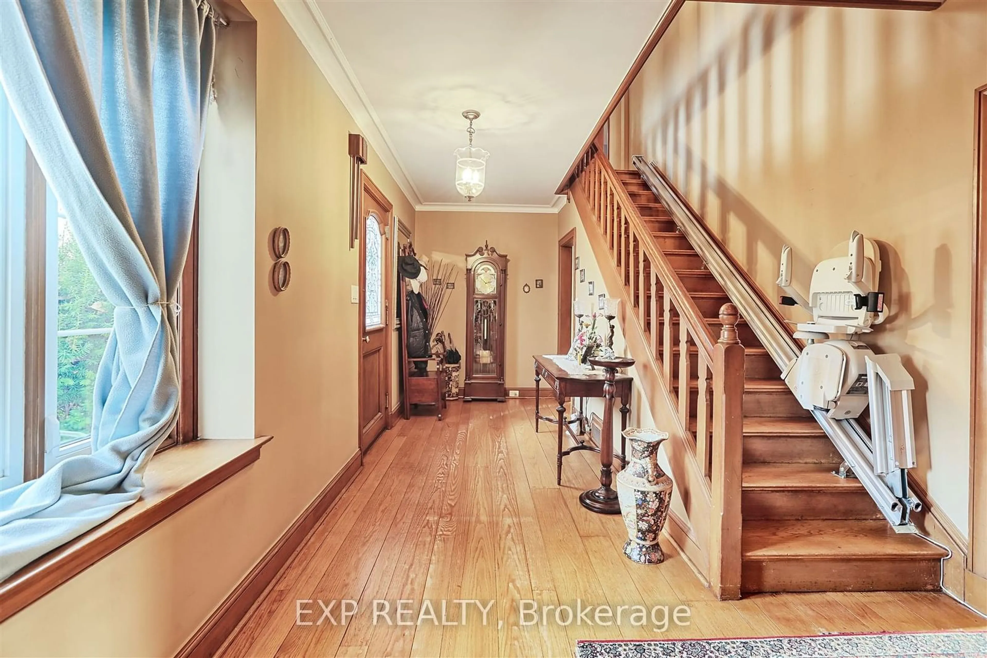 Indoor entryway, wood floors for 2470 Jarvis St, Mississauga Ontario L5C 2P6