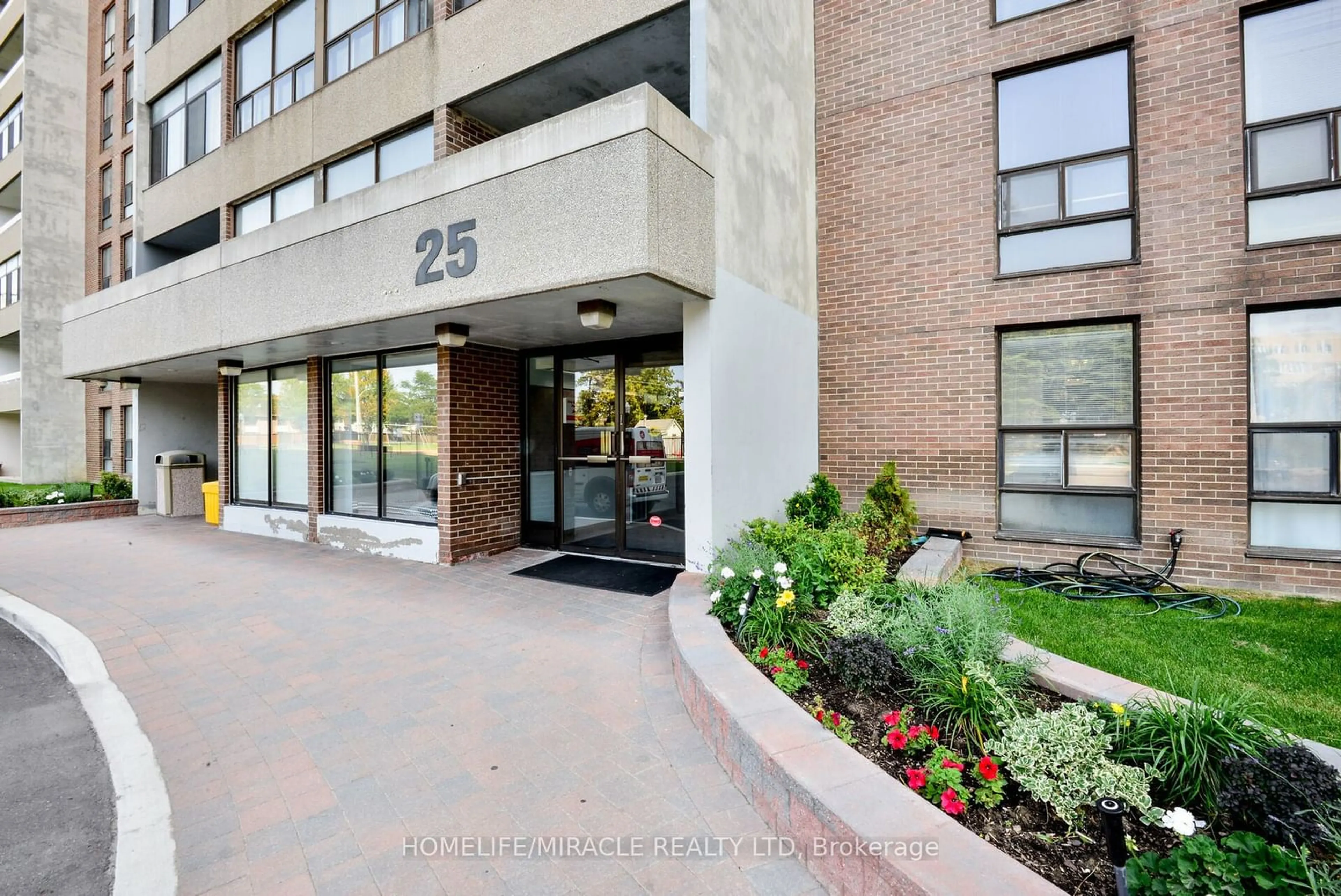 Indoor foyer for 25 KENSINGTON Rd #410, Brampton Ontario L6T 3W8