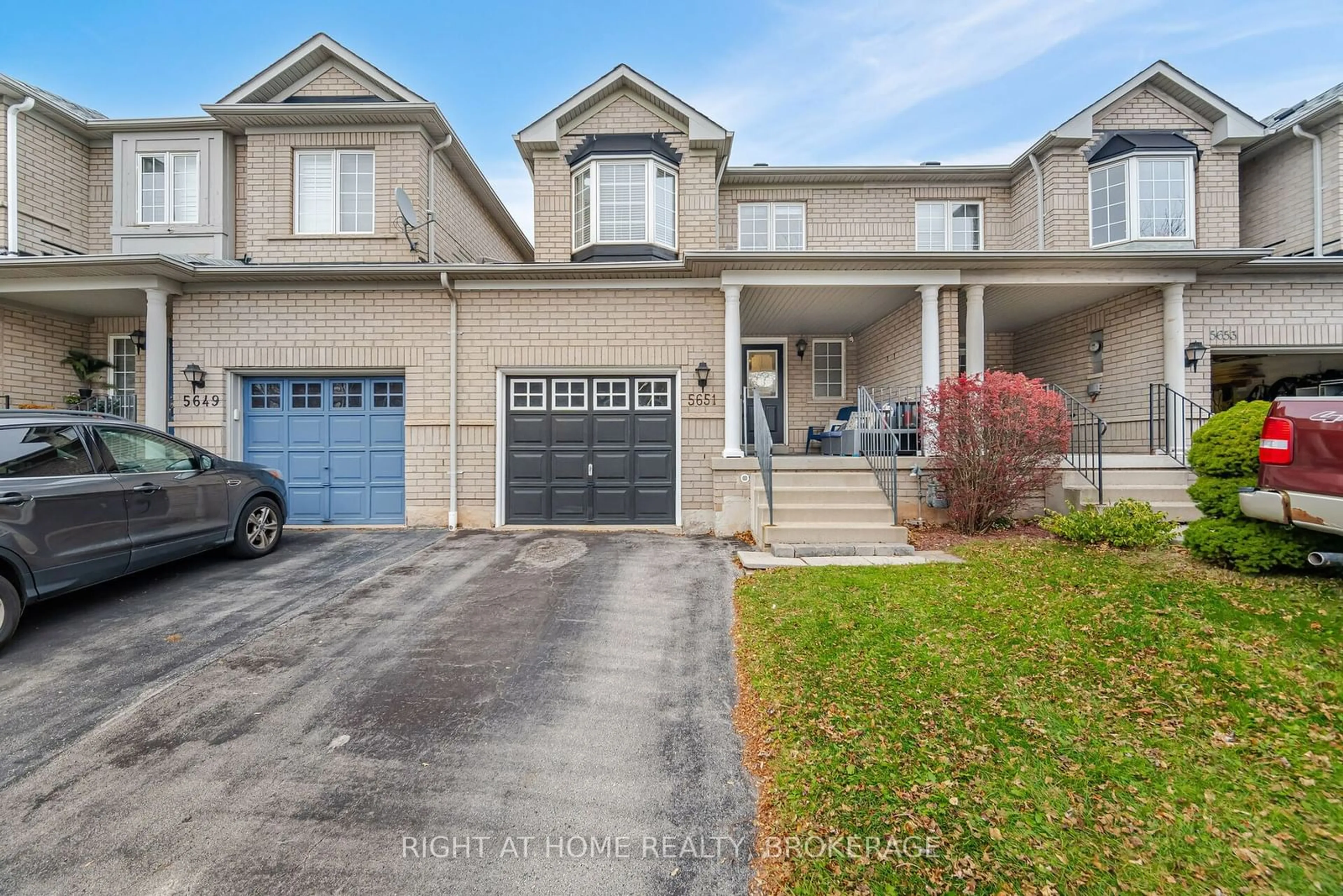 A pic from exterior of the house or condo, the street view for 5651 Barbara Cres, Burlington Ontario L7L 6X3