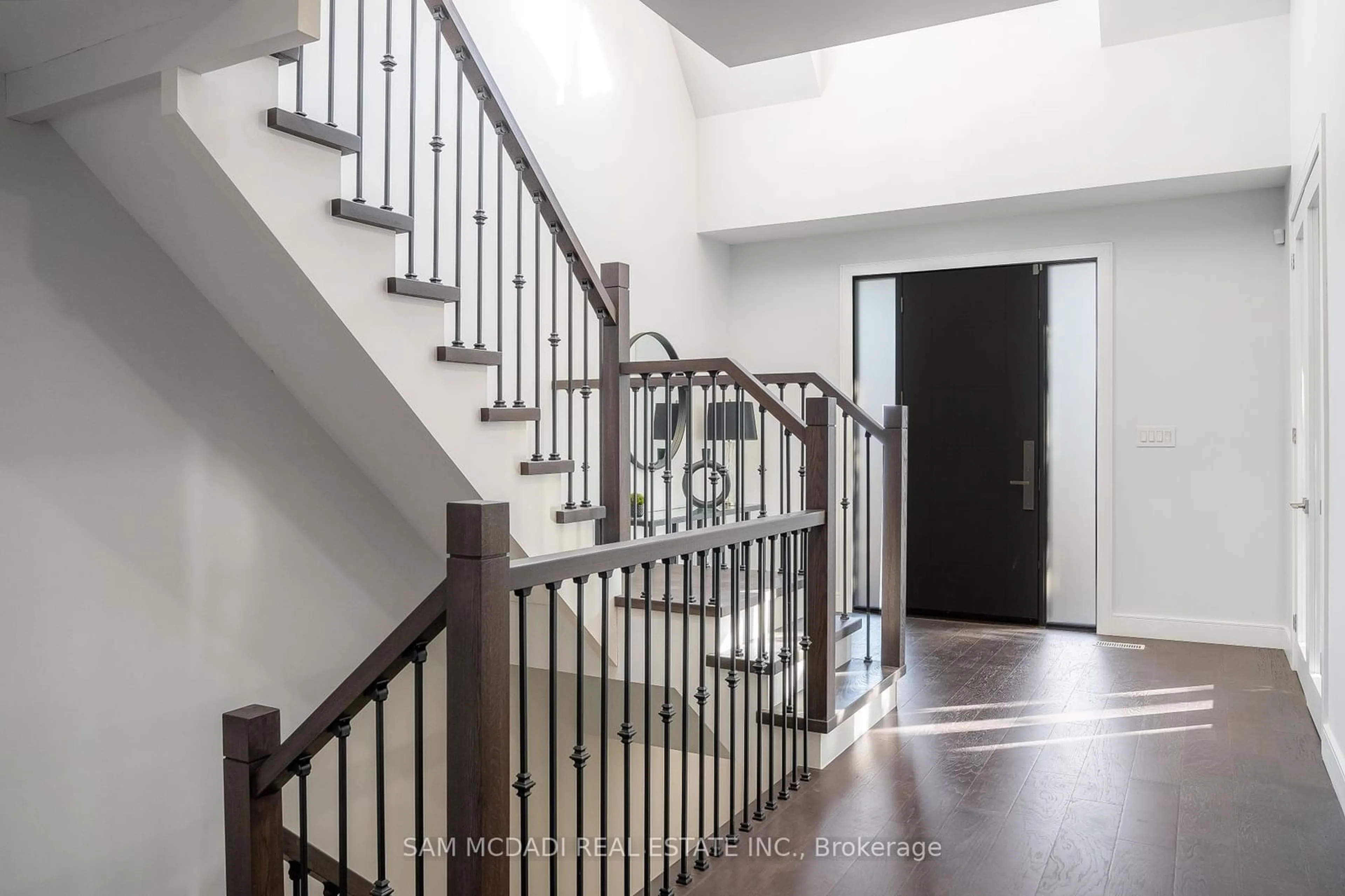 Indoor foyer, wood floors for 1029 Lorne Park Rd, Mississauga Ontario L5H 2Z9