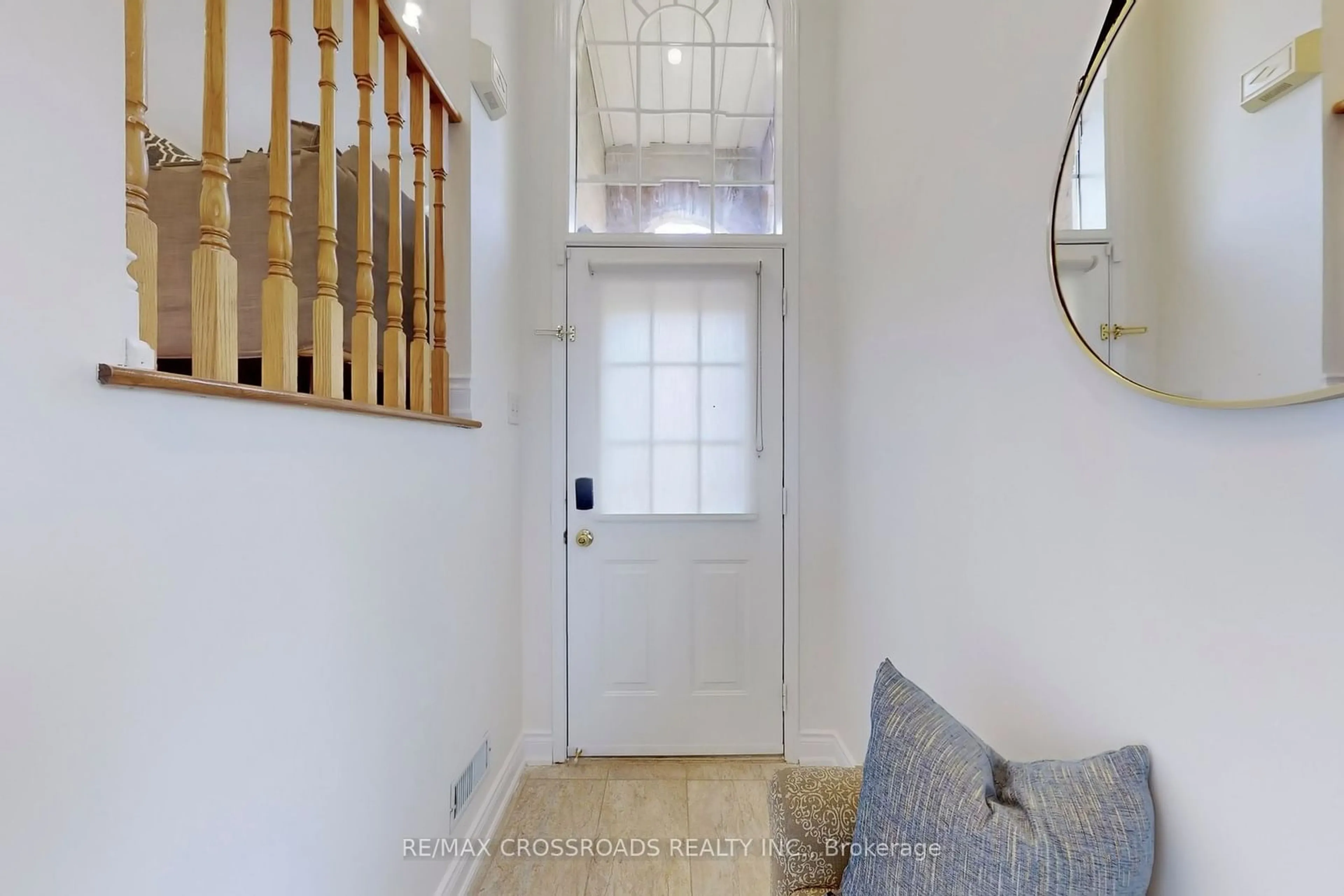 Indoor entryway, wood floors for 2423 Ravinebrook Cres, Oakville Ontario L6H 6Y2