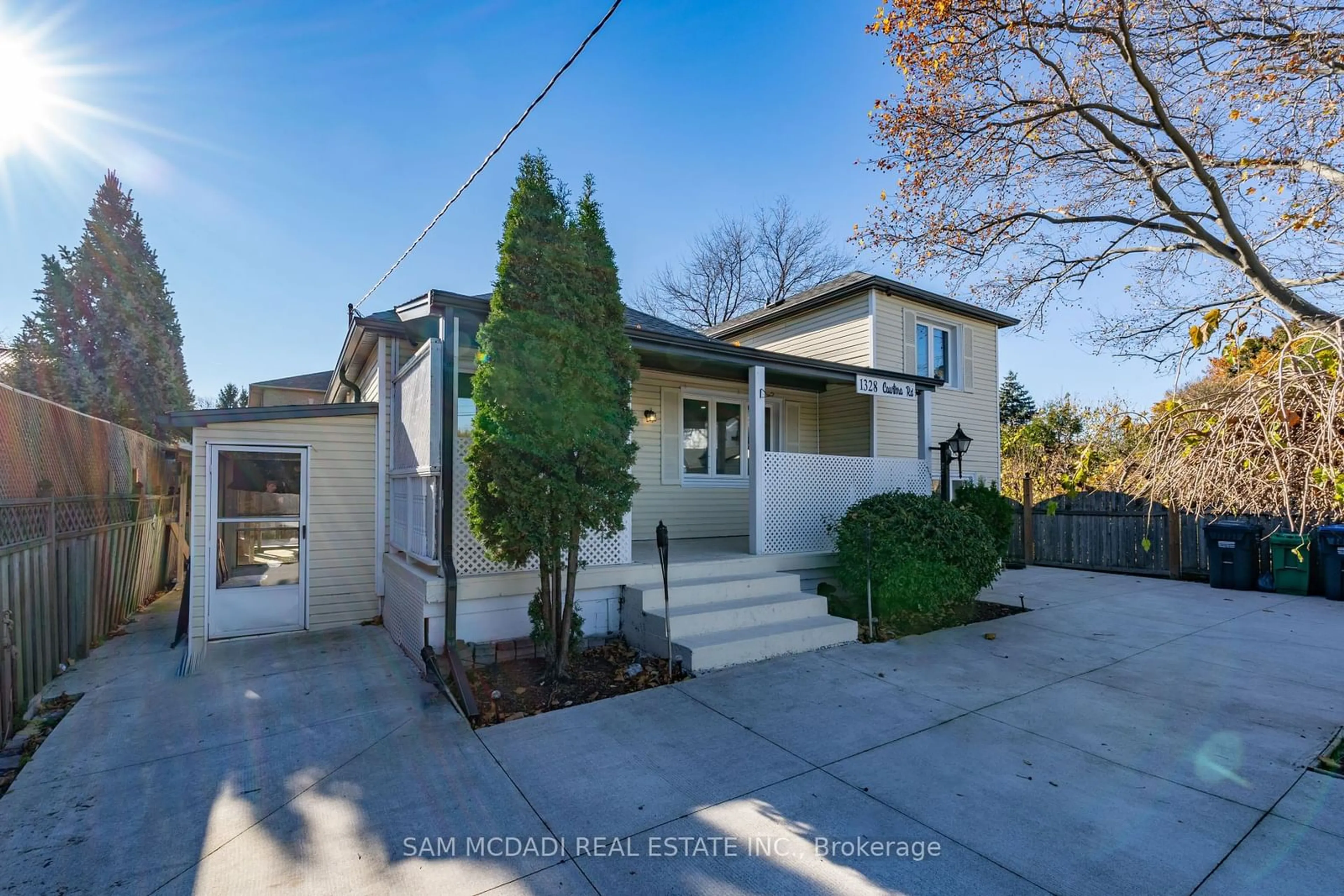 Frontside or backside of a home, the fenced backyard for 1328 Cawthra Rd, Mississauga Ontario L5G 4K9