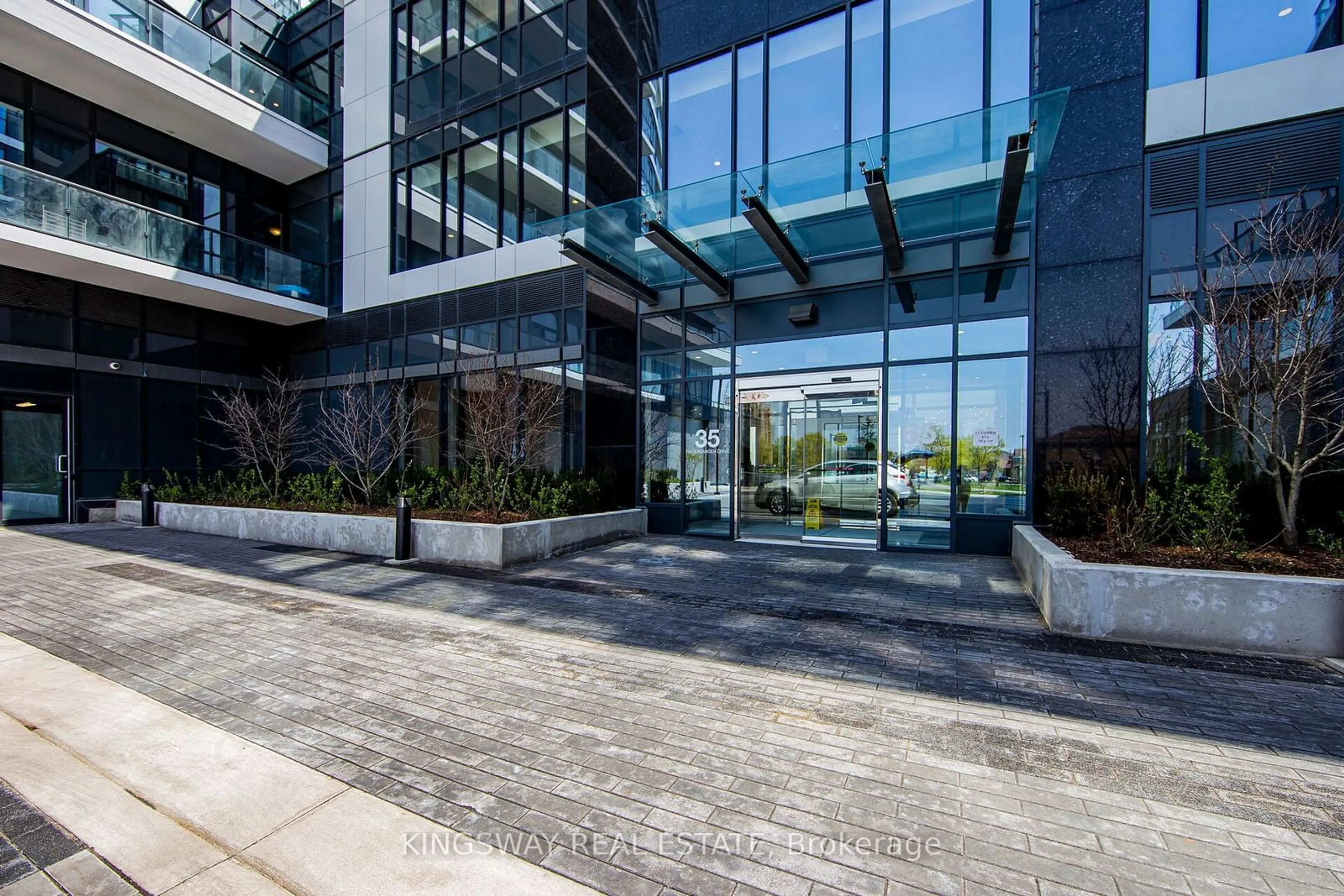 Indoor foyer, cement floor for 35 Watergarden Dr #2815, Mississauga Ontario L5R 0G8