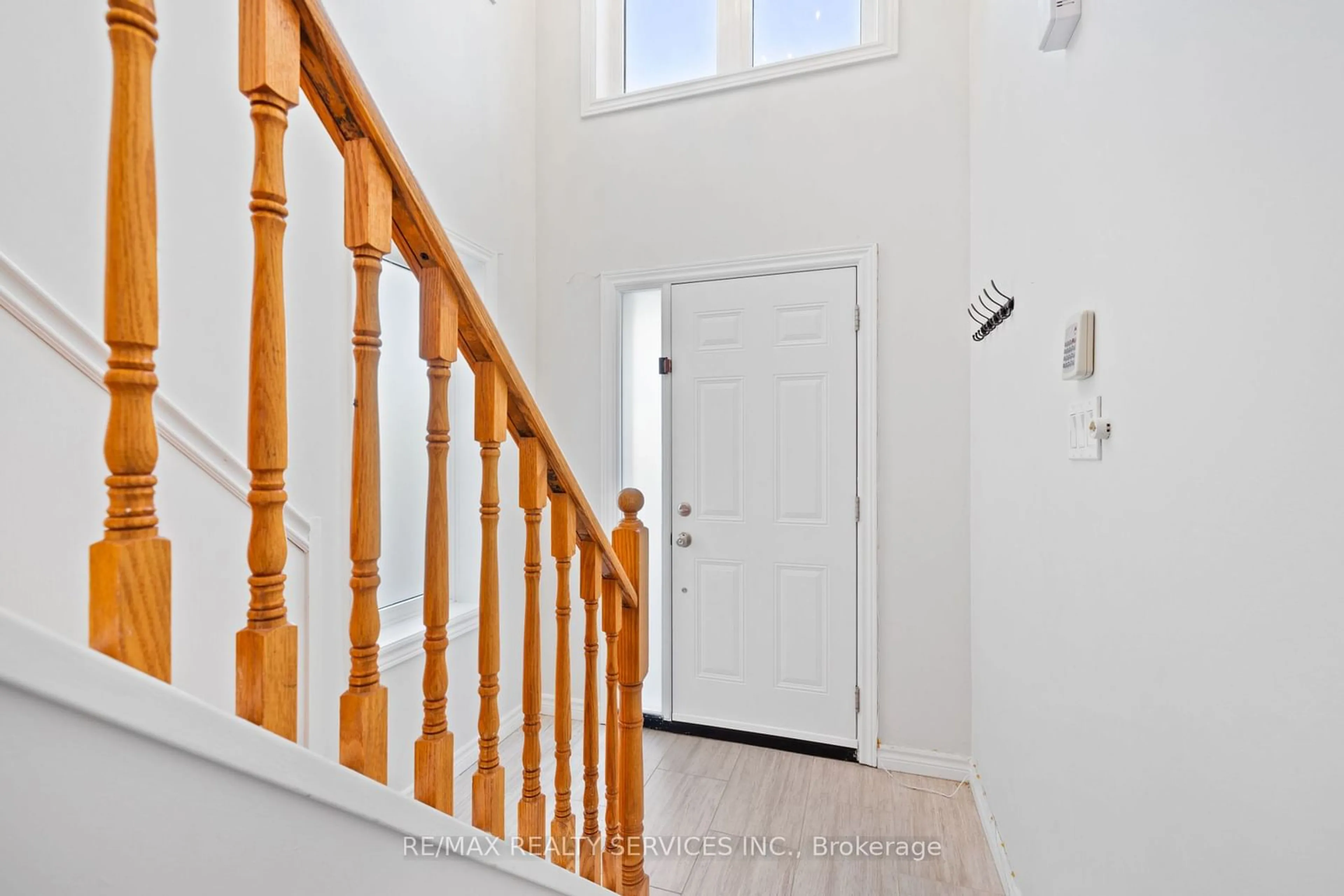 Indoor foyer, wood floors for 45 Bristol Rd #28, Mississauga Ontario L4Z 3P5