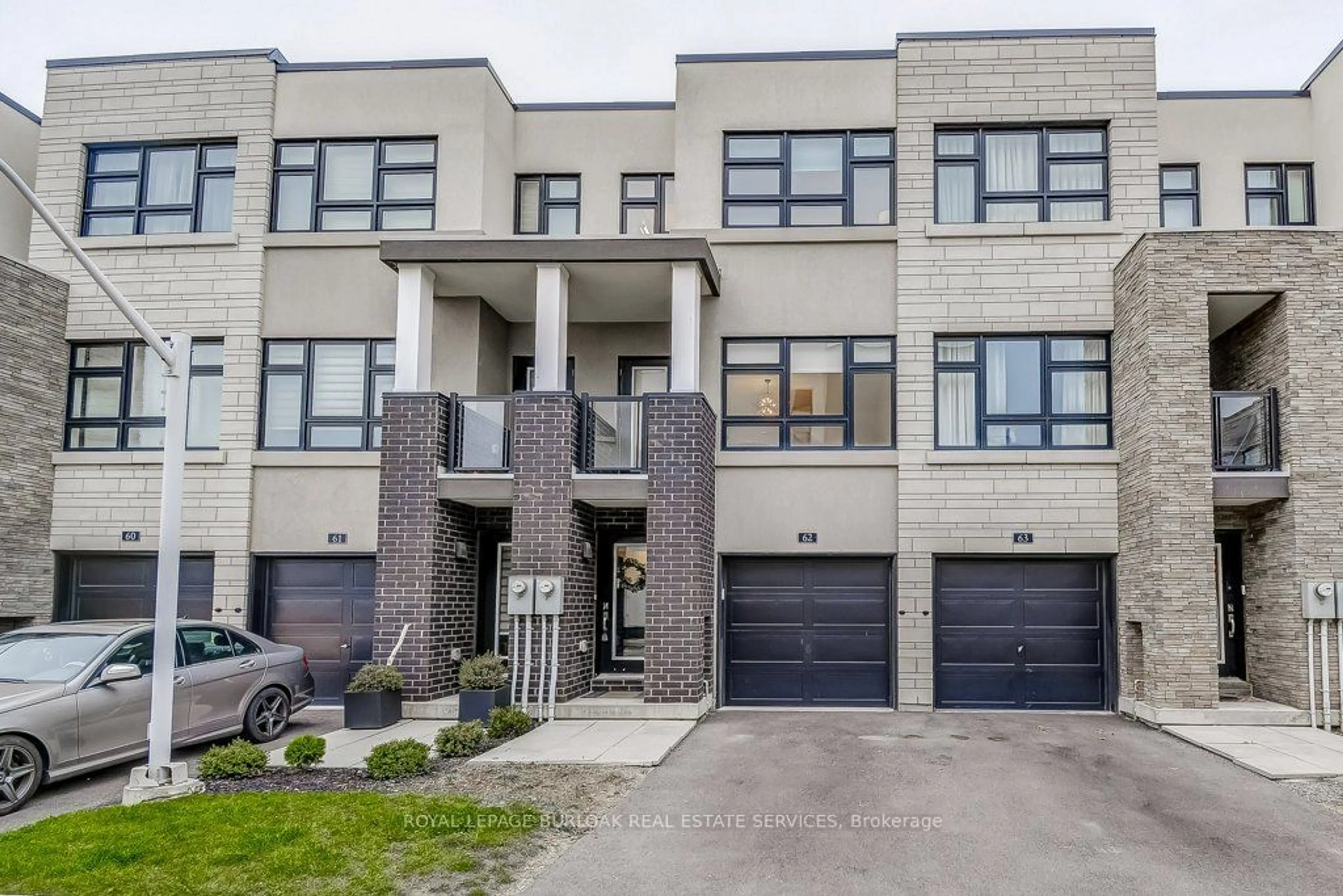 A pic from exterior of the house or condo, the front or back of building for 1121 Cooke Blvd #62, Burlington Ontario L7T 0C3