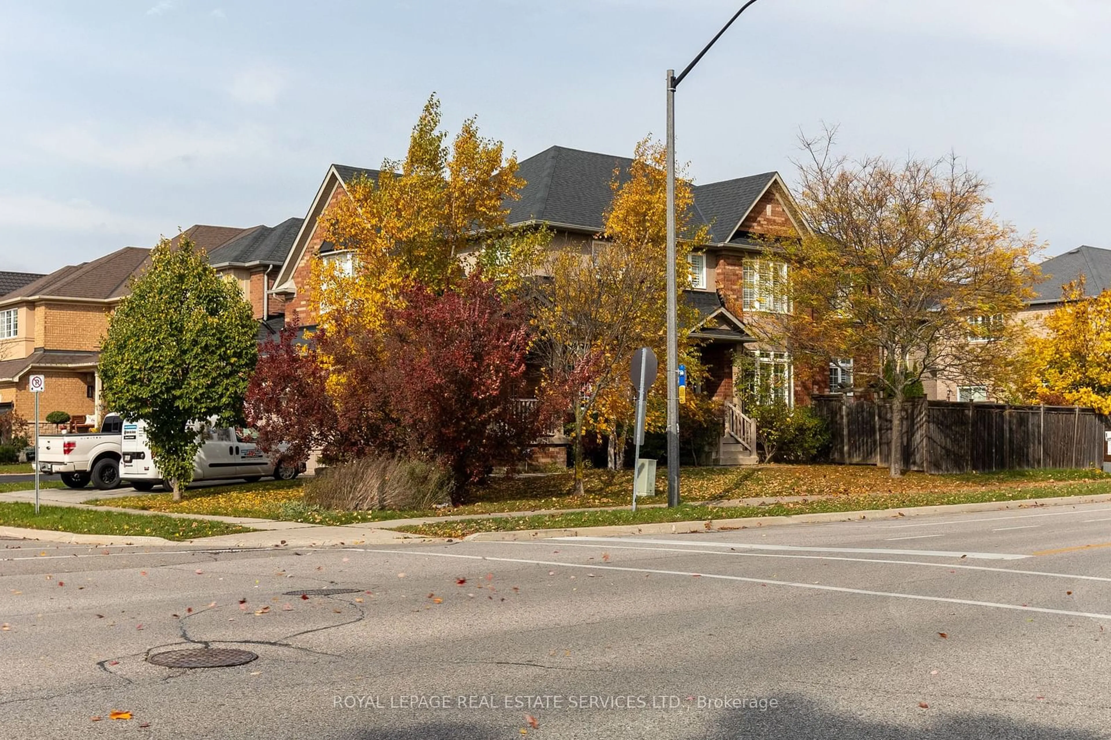 A pic from exterior of the house or condo, the street view for 2223 Whistling Springs Cres, Oakville Ontario L6M 5G5