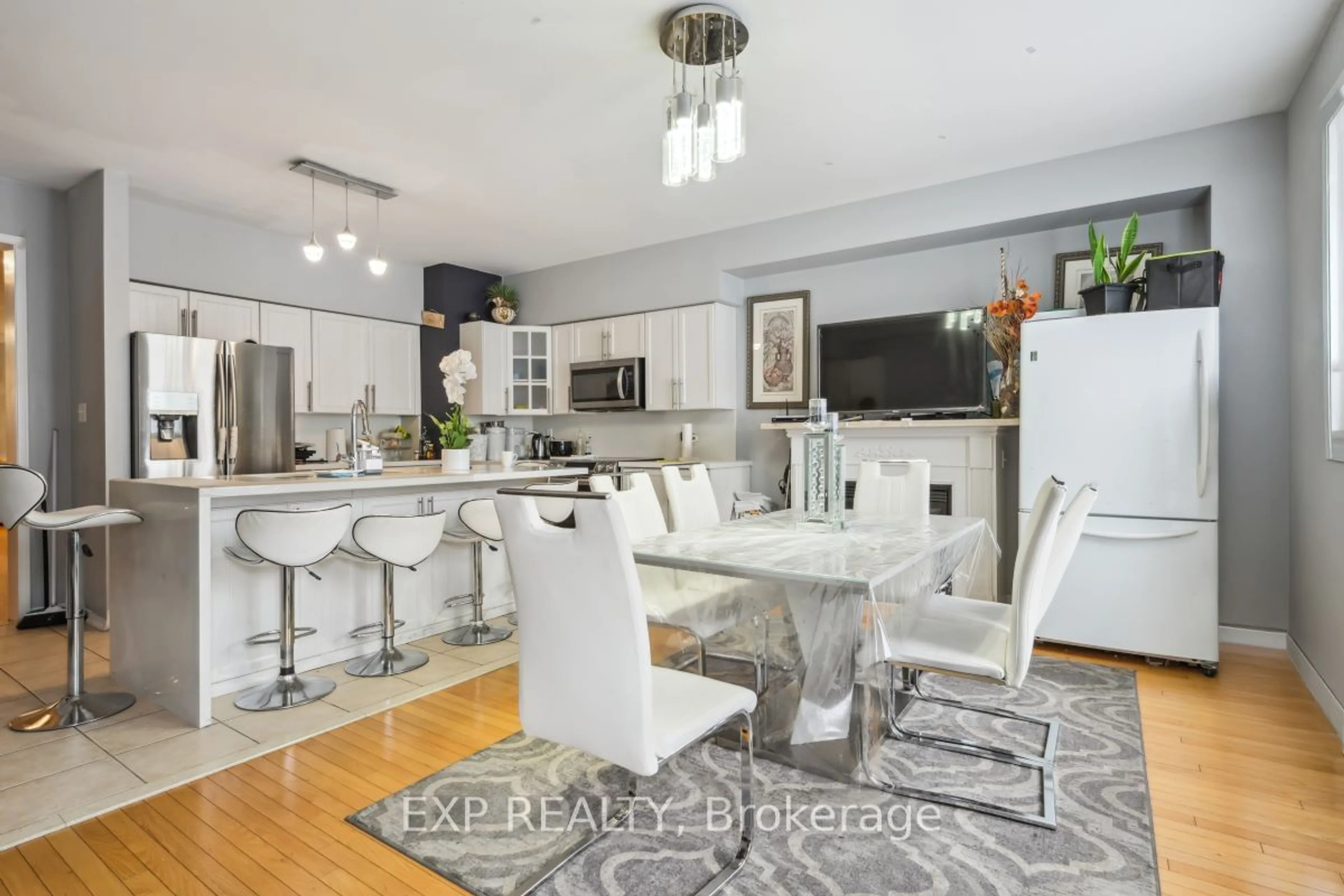 Open concept kitchen for 411 Murray Ross Pkwy, Toronto Ontario M3J 3P1