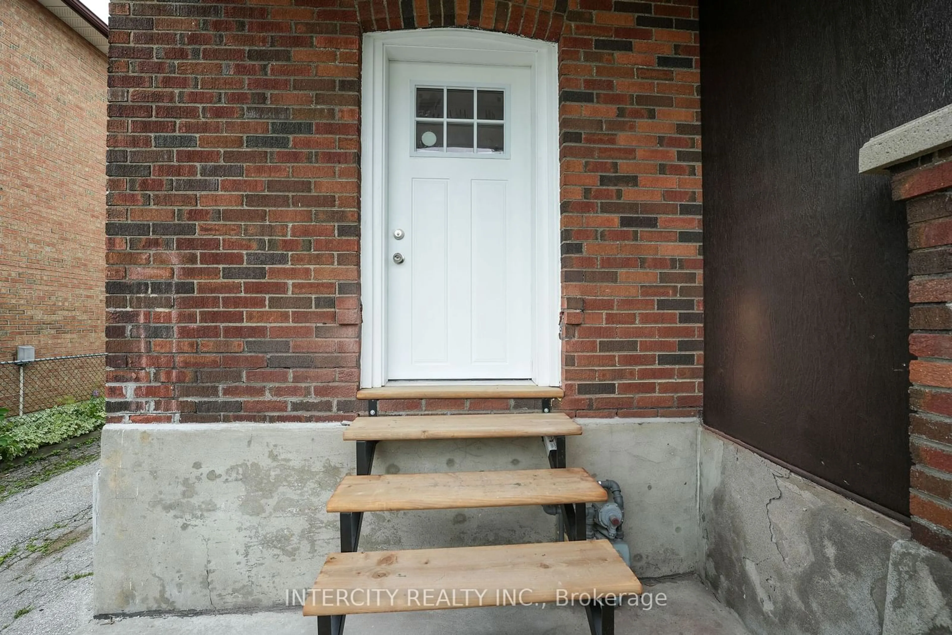 Indoor entryway, wood floors for 44 Branstone Rd, Toronto Ontario M6E 4E4