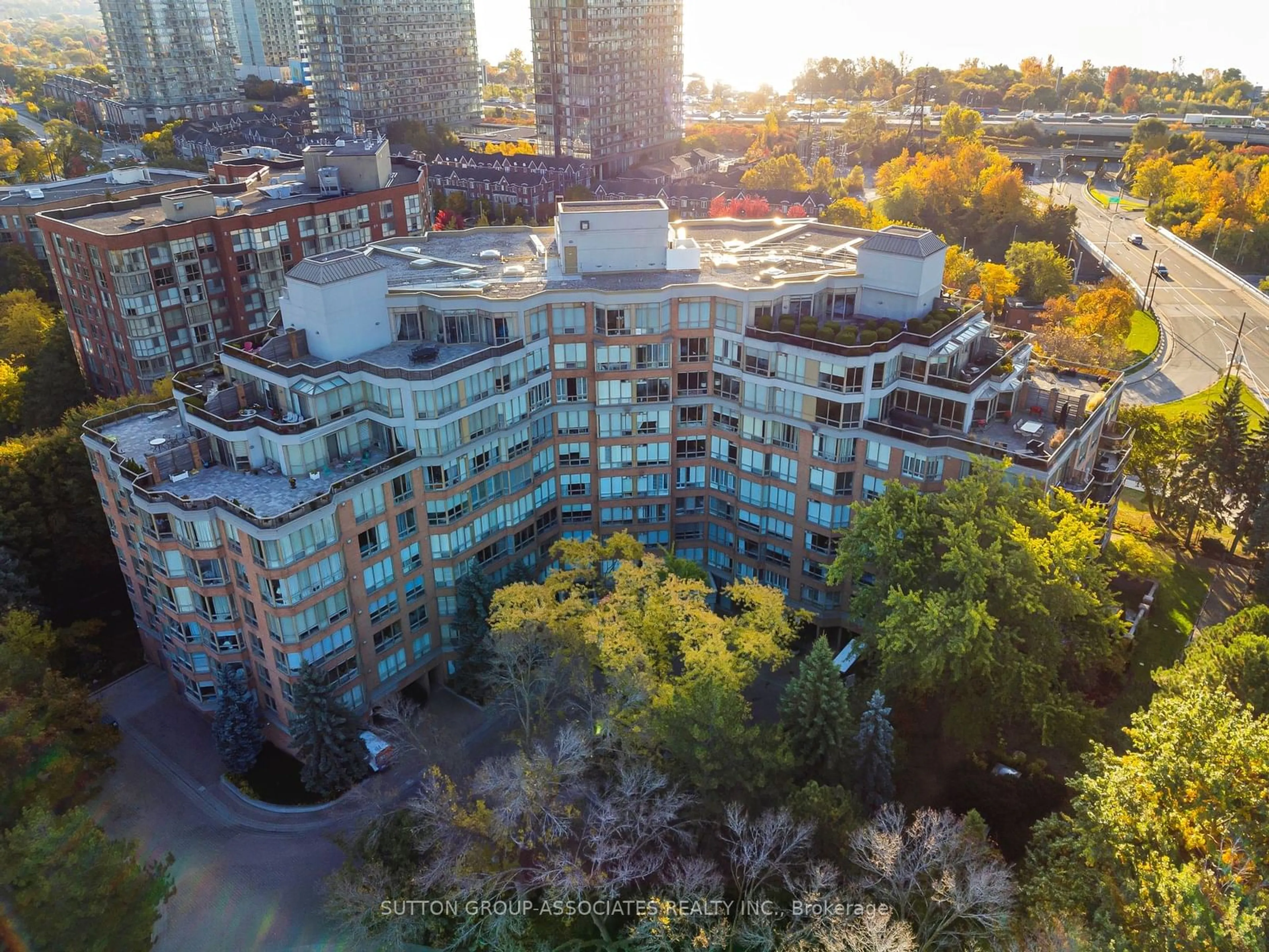 A pic from exterior of the house or condo, the view of city buildings for 1 Ripley Ave #414, Toronto Ontario M6S 4Z6